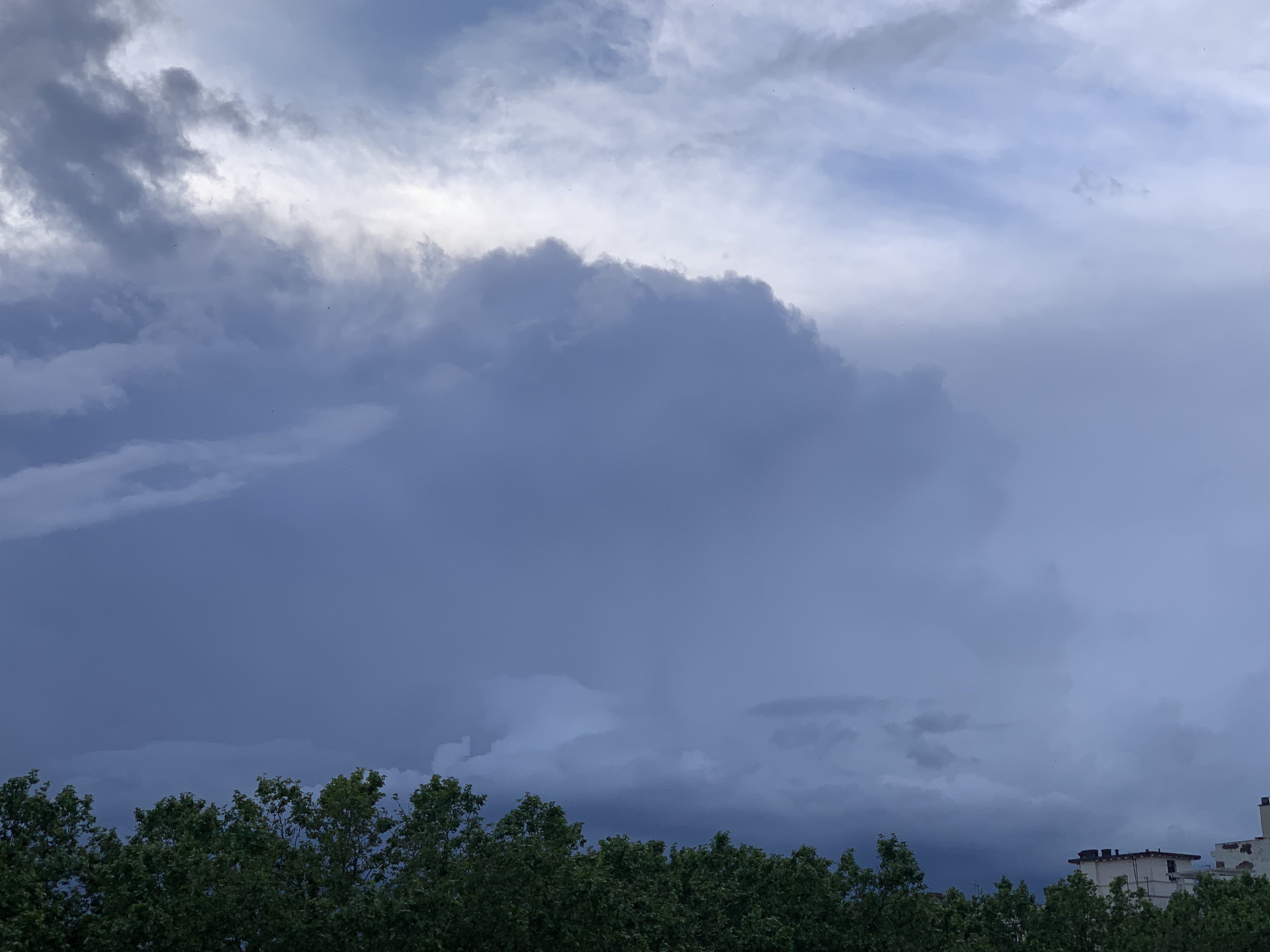 Orage au nord de Lyon en fin de journée donnant de beaux impacts et un petit arcus - 06/05/2026 19:30 - Gabriel Noir