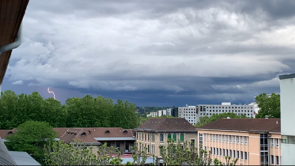 Orage au nord de Lyon en fin de journée donnant de beaux impacts et un petit arcus - 06/05/2026 19:30 - Gabriel Noir