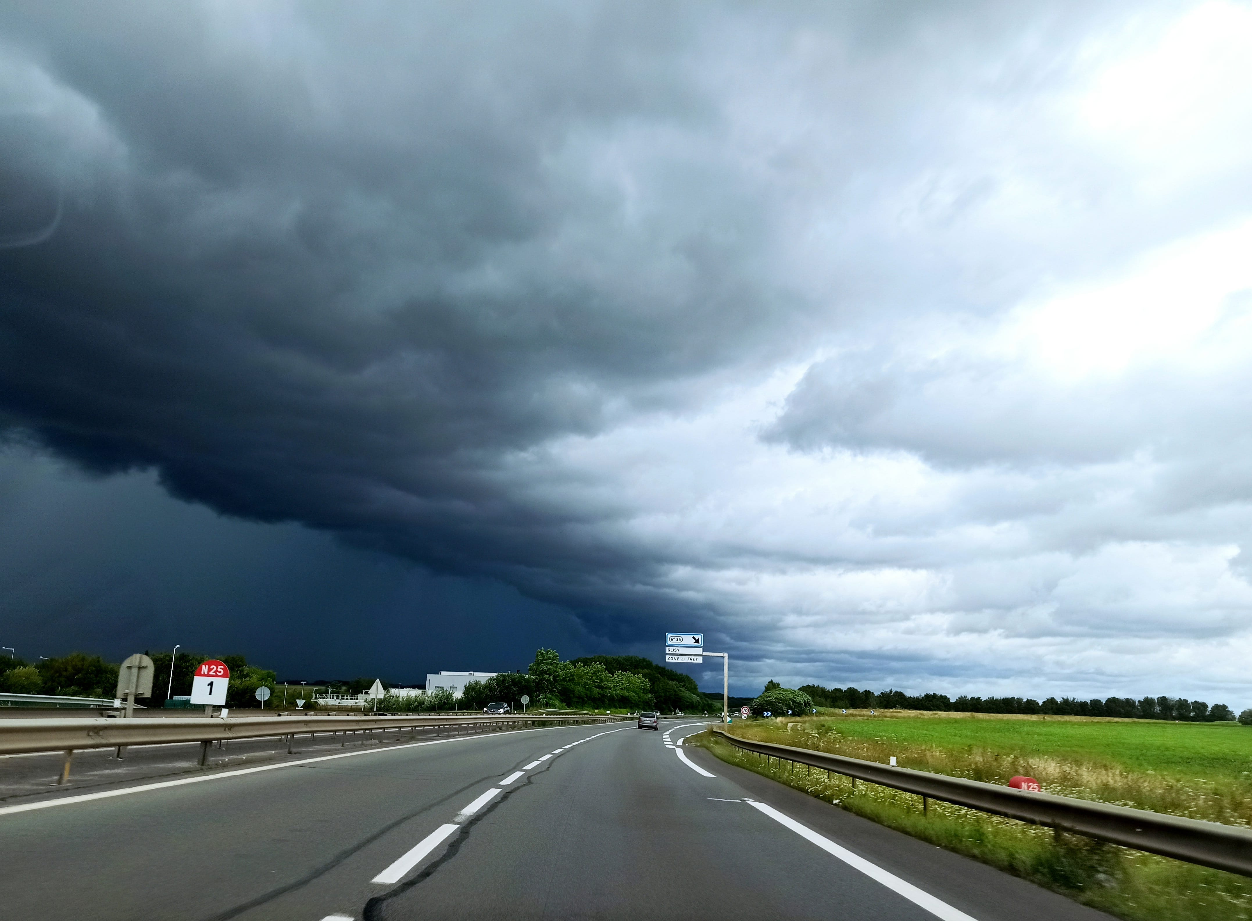 Rocade nord d'Amiens, une barrière de nuages noirs arrive sur la ville... bientôt le déchaînement dans une obscurité dense et électrique ! - 07/08/2021 14:50 - Simon Le Neindre