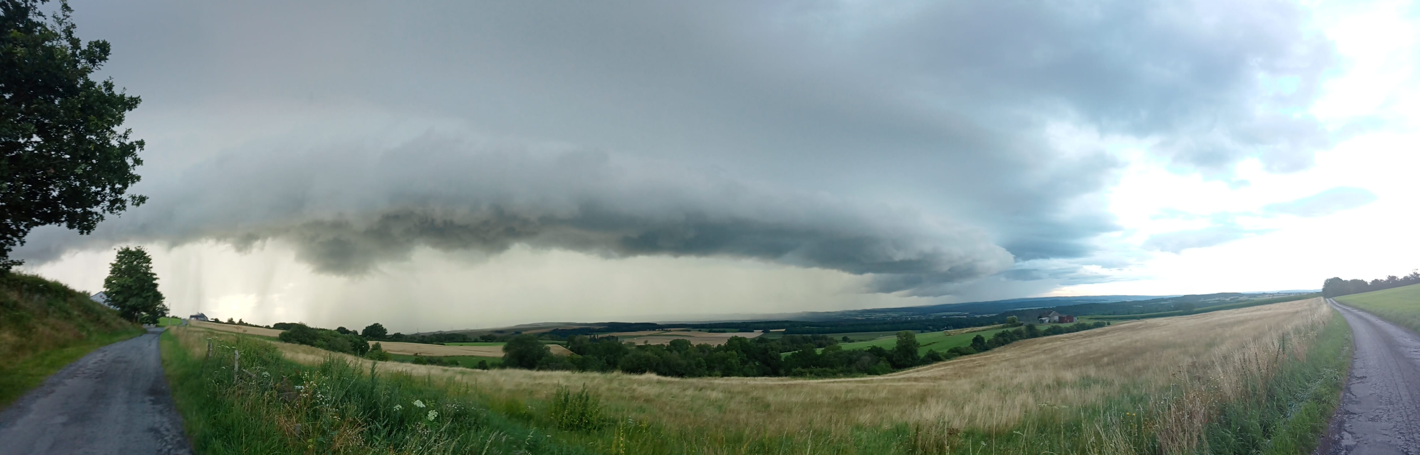 orage exceptionnel sur la ville de beauraing en belgique gréle et arcus - 07/08/2021 00:00 -  CIEUX INSTABLES