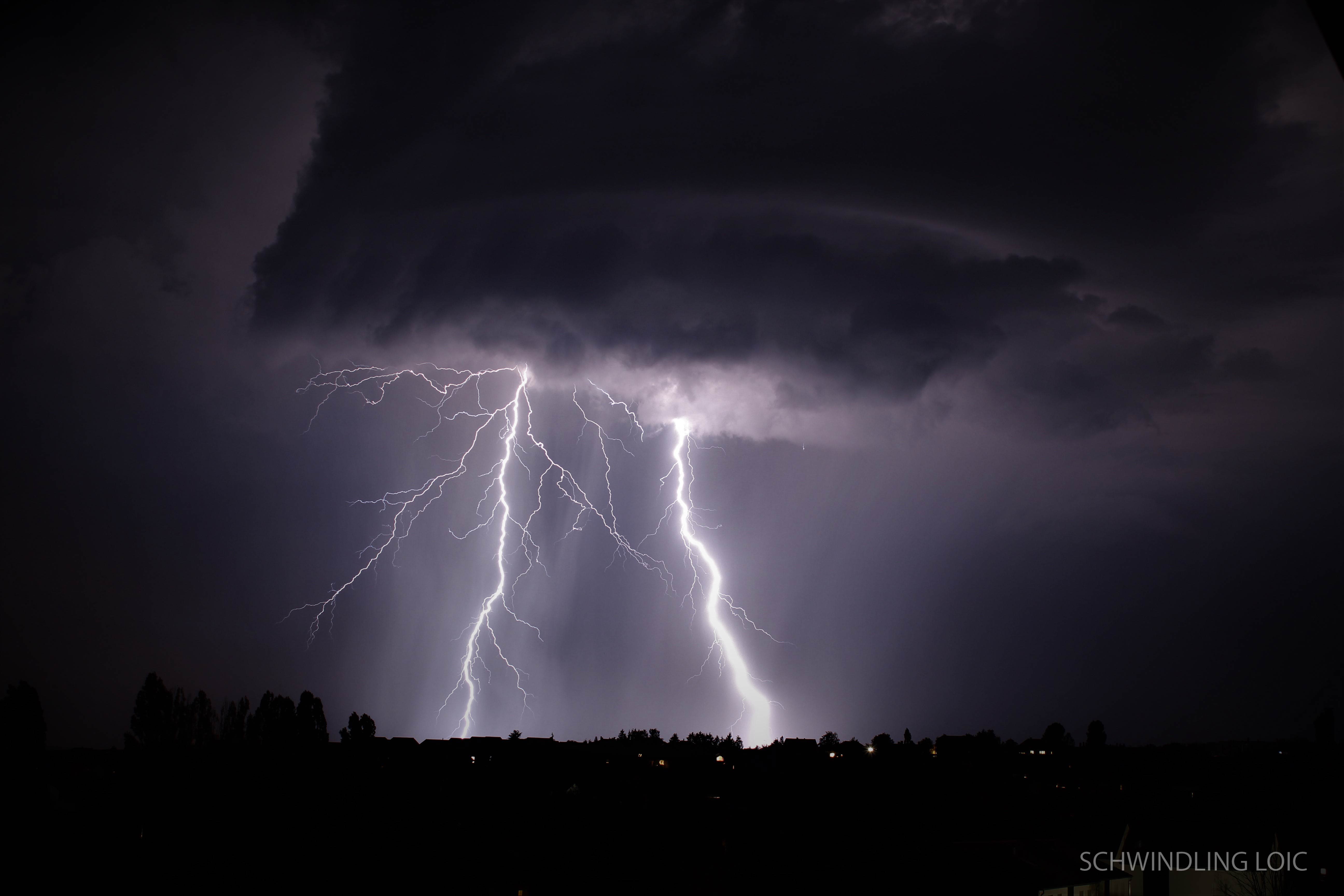 Orage en Moselle - Vers 23h30 au dessus de Boulay-Moselle depuis Faulquemont - 07/06/2023 23:30 - Loïc SCHWINDLING