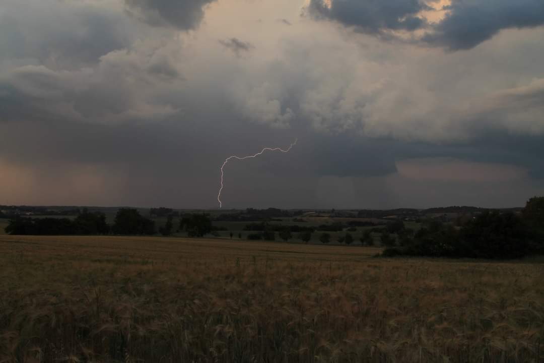 Je m'appelle Frédéric je suis chasseur d'orages depuis 10ans voici l'orage du Mercredi 7 juin 2023 en Moselle Région Lorraine vers Veckring devant moi très électrique cela fait plaisir de revoir c'est ambiance - 07/06/2023 21:20 - Frédéric Lejaille