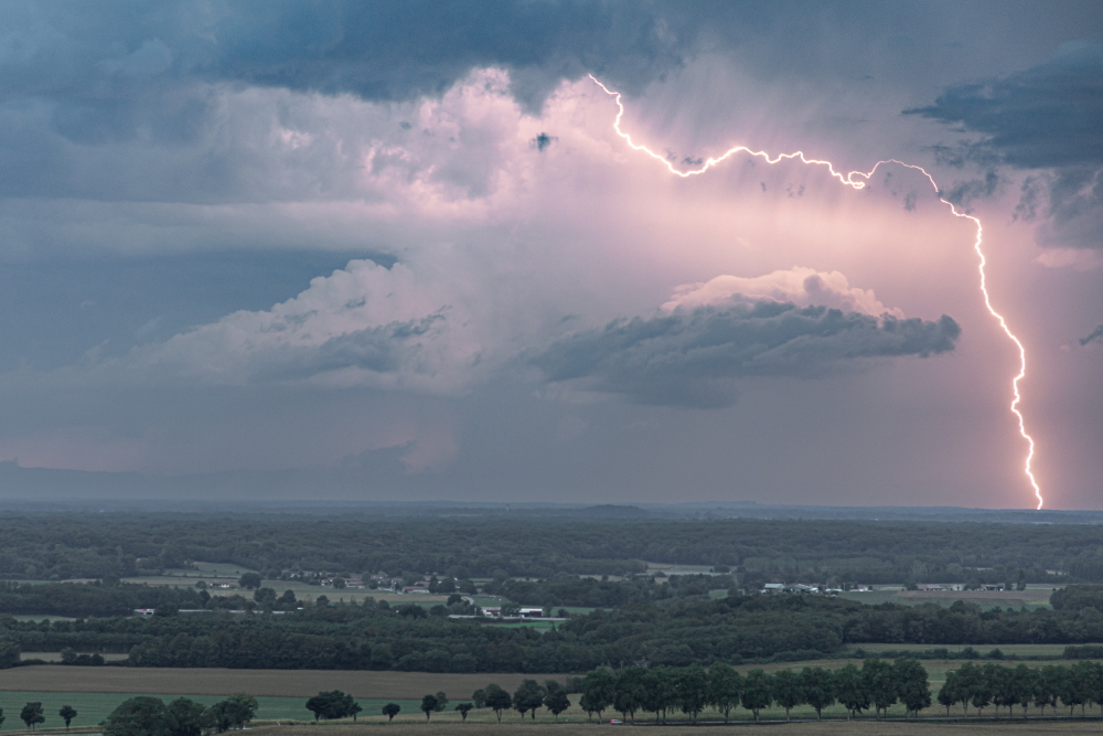 Orage du 7 septembre en fin d'après midi, en direction de Belleville sur Saône, depuis les hauteurs du Revermont dans l'Ain. - 07/09/2022 00:00 - etienne VANARET