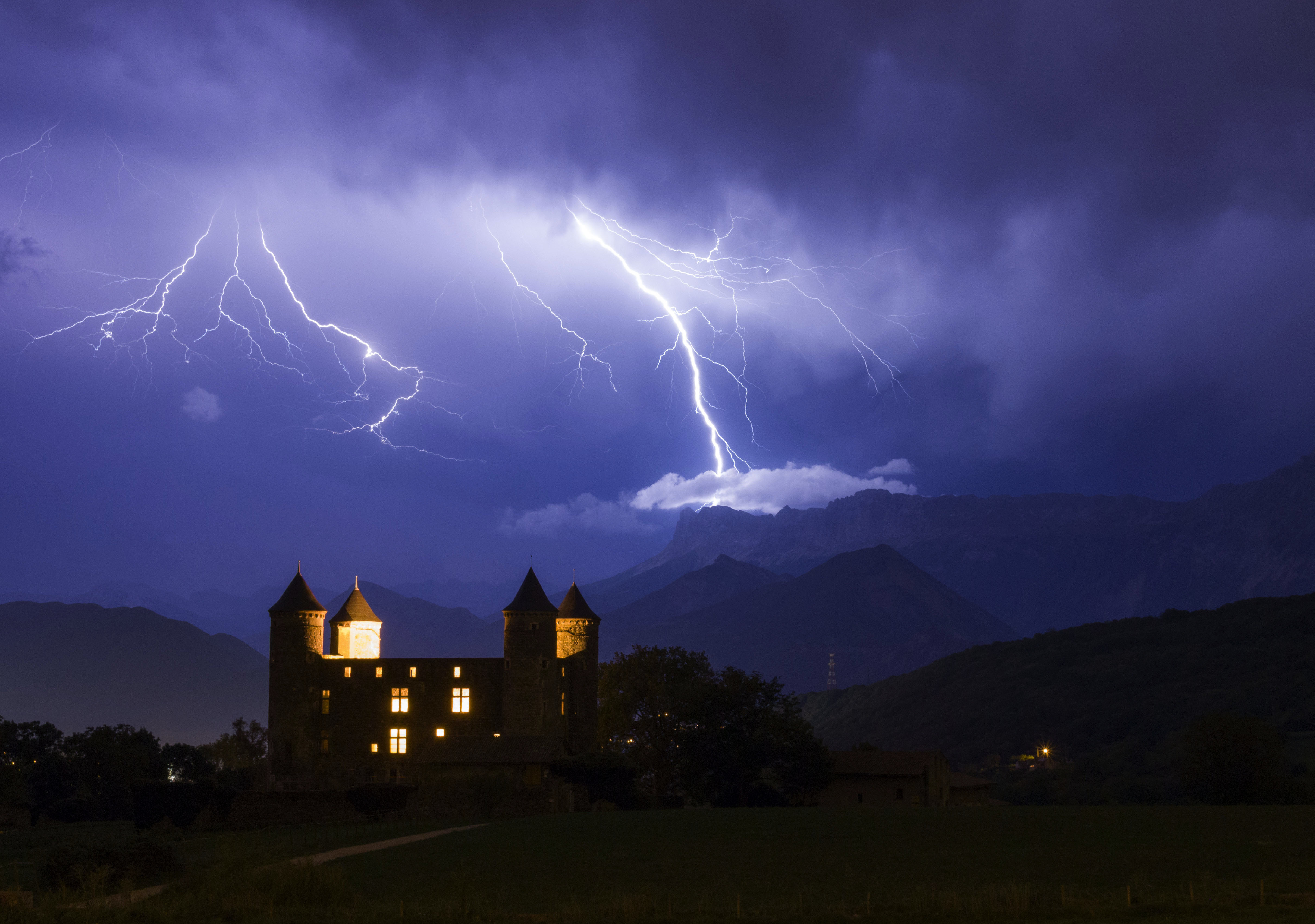 Petite cellule orageuse a l'avant du "gros" front orageux attendu en Isère un peu plus tard dans la soirée. Posté au sud de Grenoble, une nouvelle fois j'aurai eu droit a deux beaux impacts et quelques spiders avec pour composition le chateau de Bon repos. - 07/09/2022 22:20 - frederic sanchis