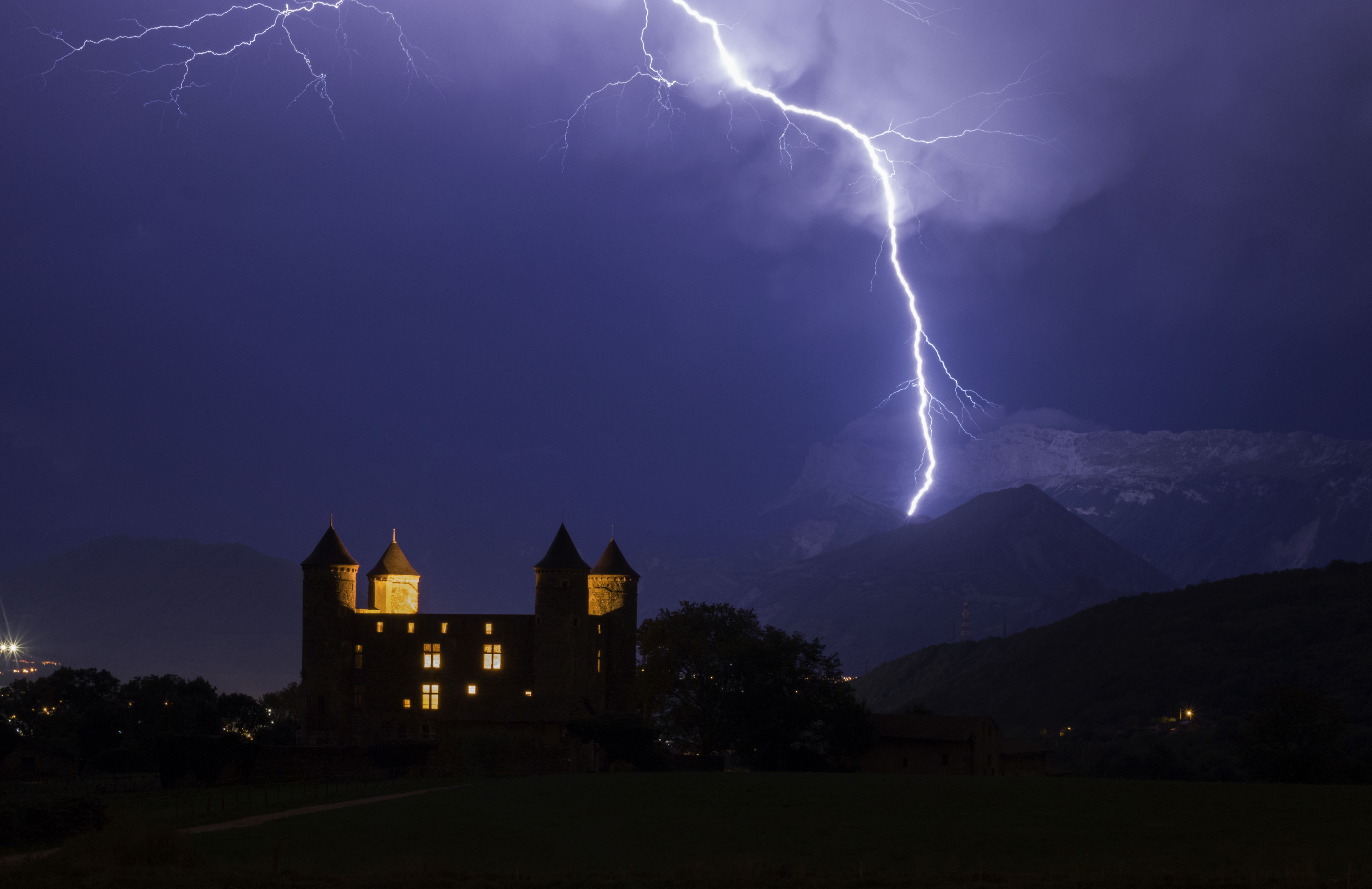 Petite cellule orageuse a l'avant du "gros" front orageux attendu en Isère un peu plus tard dans la soirée. Posté au sud de Grenoble, une nouvelle fois j'aurai eu droit a deux beaux impacts et quelques spiders avec pour composition le chateau de Bon repos. - 07/09/2022 22:30 - frederic sanchis