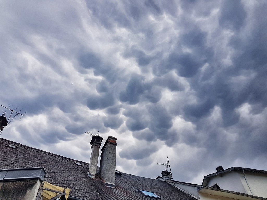 Une fois de plus, juste les prémices d'un orage qui n'arrivera jamais jusqu'à nous. En effet, les orages ont la fâcheuse tendance à nous contourner ou à "mourir" avant d'arriver dans la Vallée d'Argelès Gazost, Hautes Pyrénées. Mamatus - 08/08/2022 17:07 - Lum Photographie