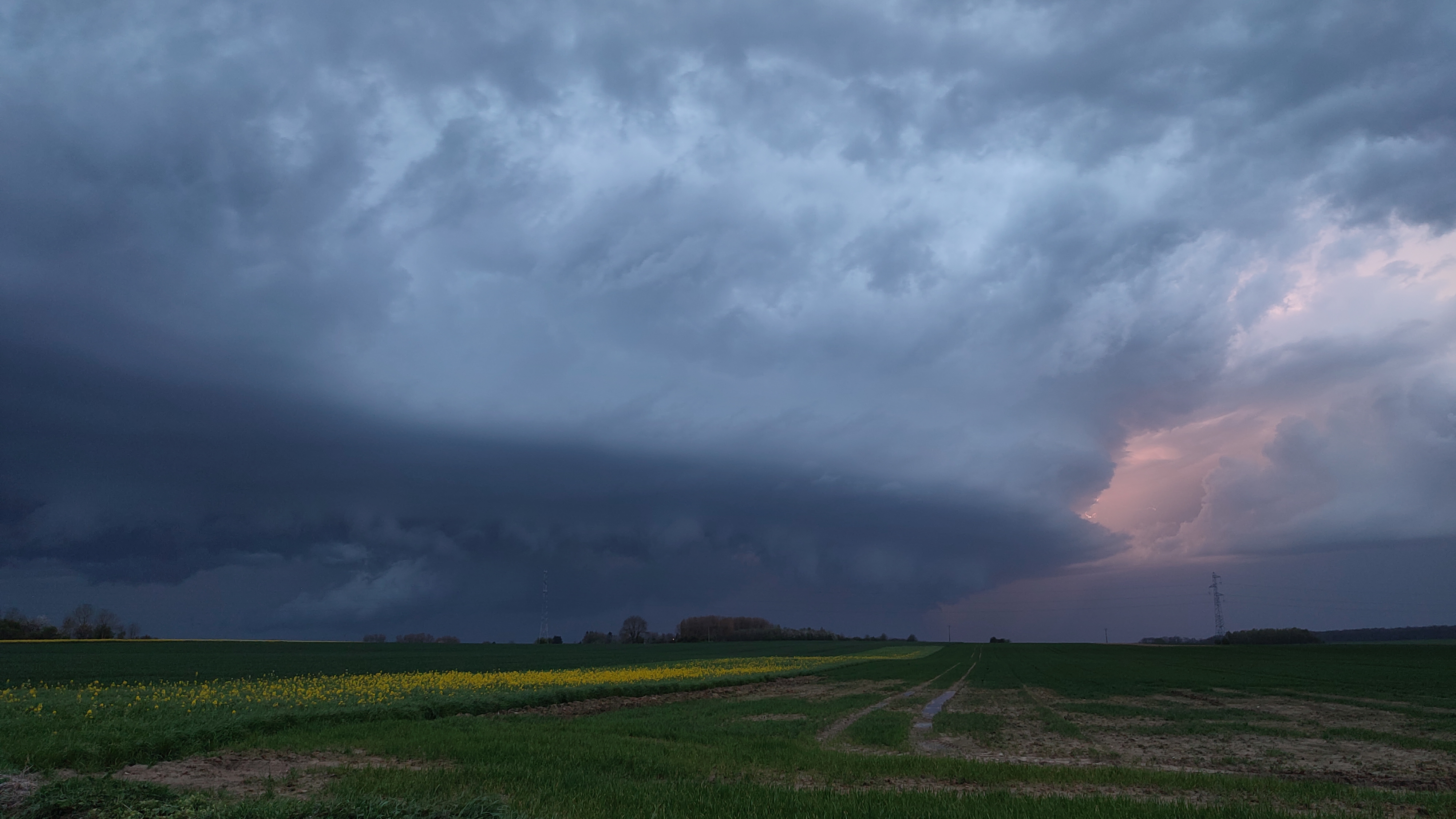 Un beau debut de saison dans le Pas-de-Calais, un monstre HP intercepté non loin de Béthune, juste avant qu'il ne soit englouti par une ligne d'orages - 08/04/2024 20:45 - Kassian Bouaziz