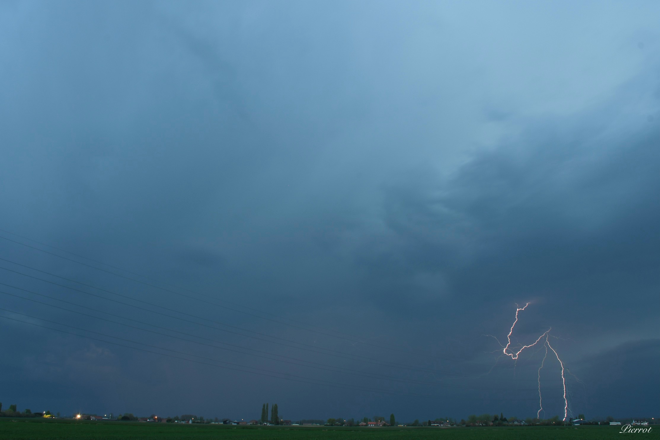 Double impacts photographié dans la campagne de le Doulieu. - 08/04/2024 20:38 - Pierre Soots