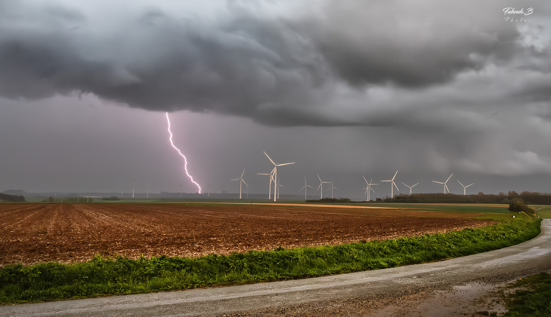 Photo prise à l'arrière de la supercellule allant vers la région du Nord - 08/04/2024 20:15 - Fabrice Bigand