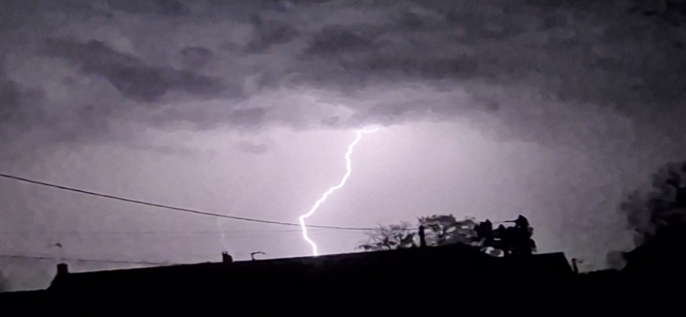 orage avec foudre dans Yonne  hier soir - 08/04/2024 23:10 - Adrien BARBIER