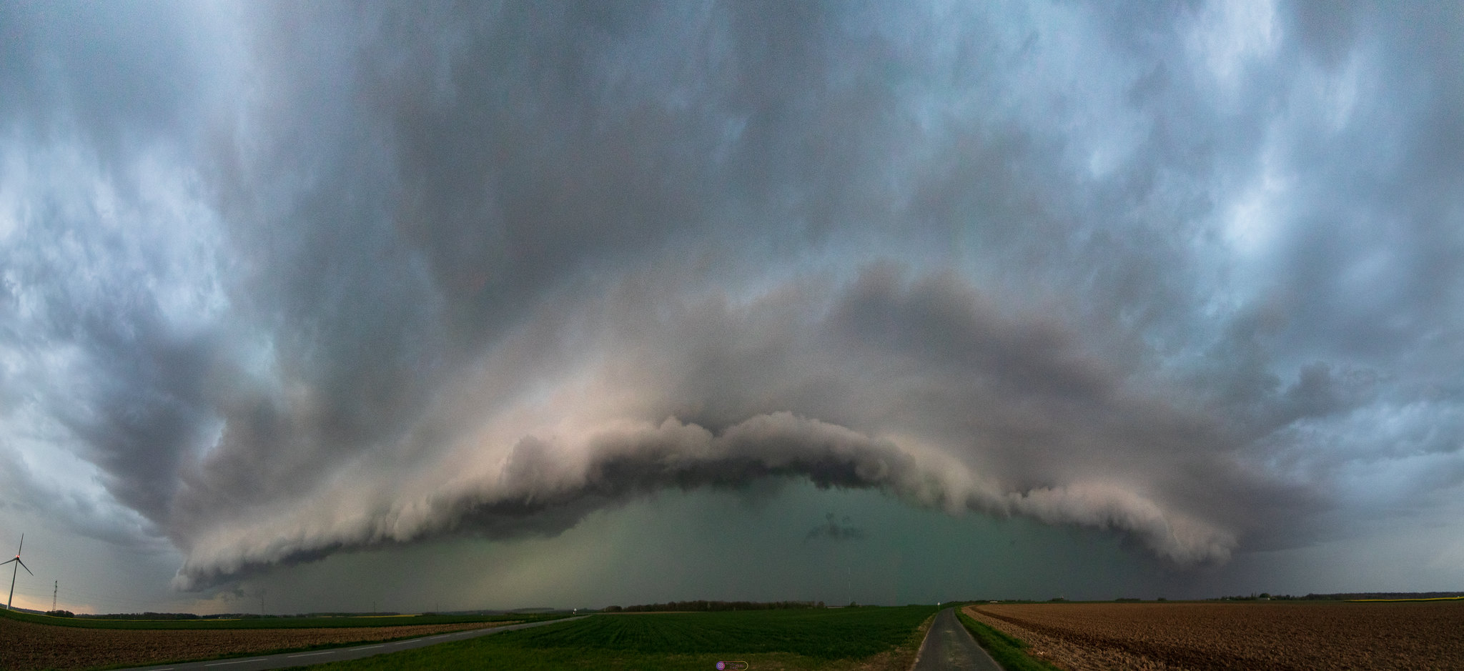 Bow Echo inclus dans un LEWP au sud de Bichecourt - 08/04/2024 20:10 - Jérémy Lokuli