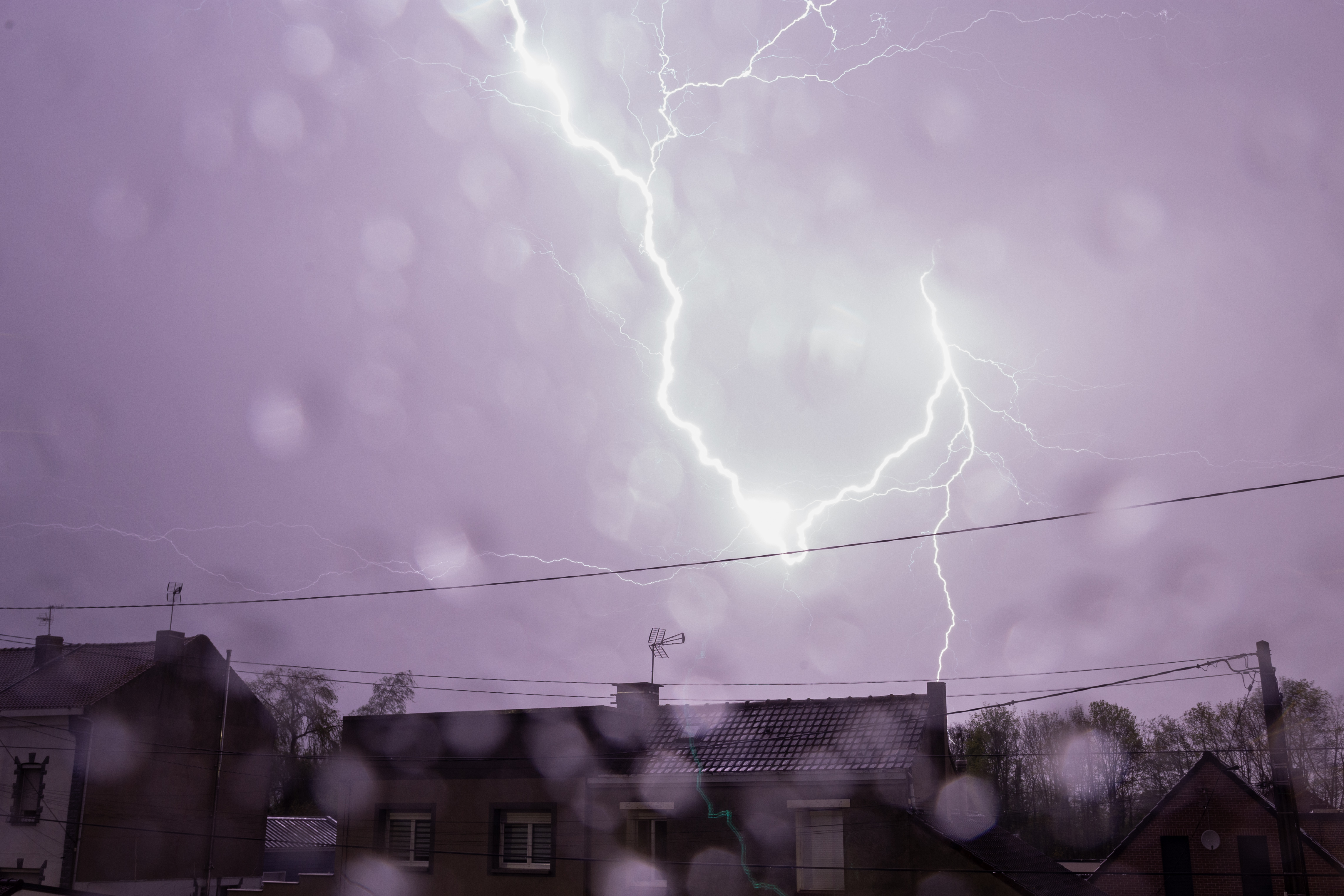 Voici un des puissants impacts de foudre durant l'orage du 8 avril qui a donné la tornade de Lestrem (62) - 08/04/2024 21:07 - Pierre Pierron