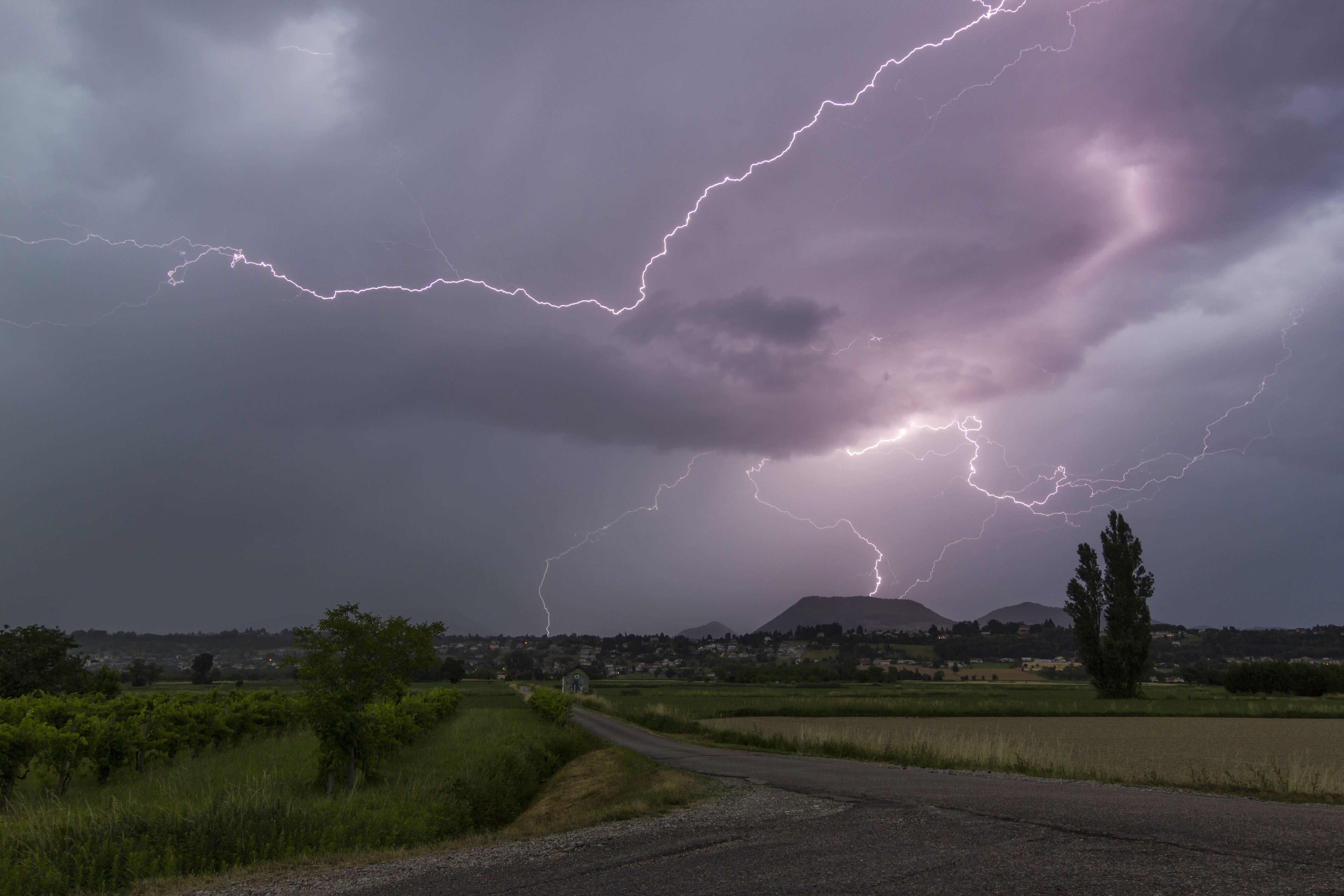 Petit orage bien pluvieux en centre Isère près de la Buisse avec peux de foudre. - 08/06/2022 21:30 - frederic sanchis