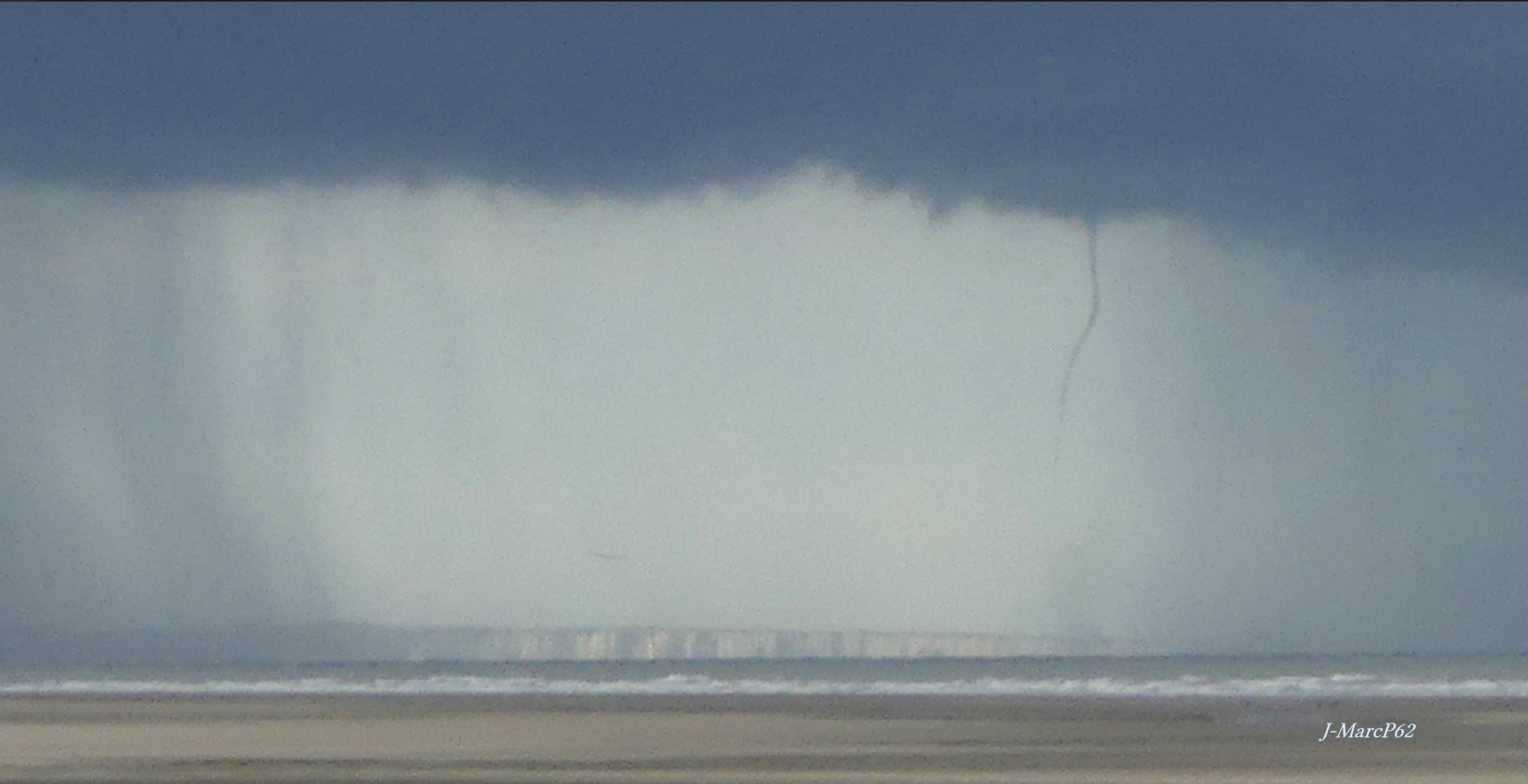 En baie d'Authie au large de Berck-Plage un tuba ou peut-être une trombe marine s'est formée; c'est en grossissant la photo originale que je l'ai aperçue. - 08/09/2022 18:24 - jean-marc pourcelet