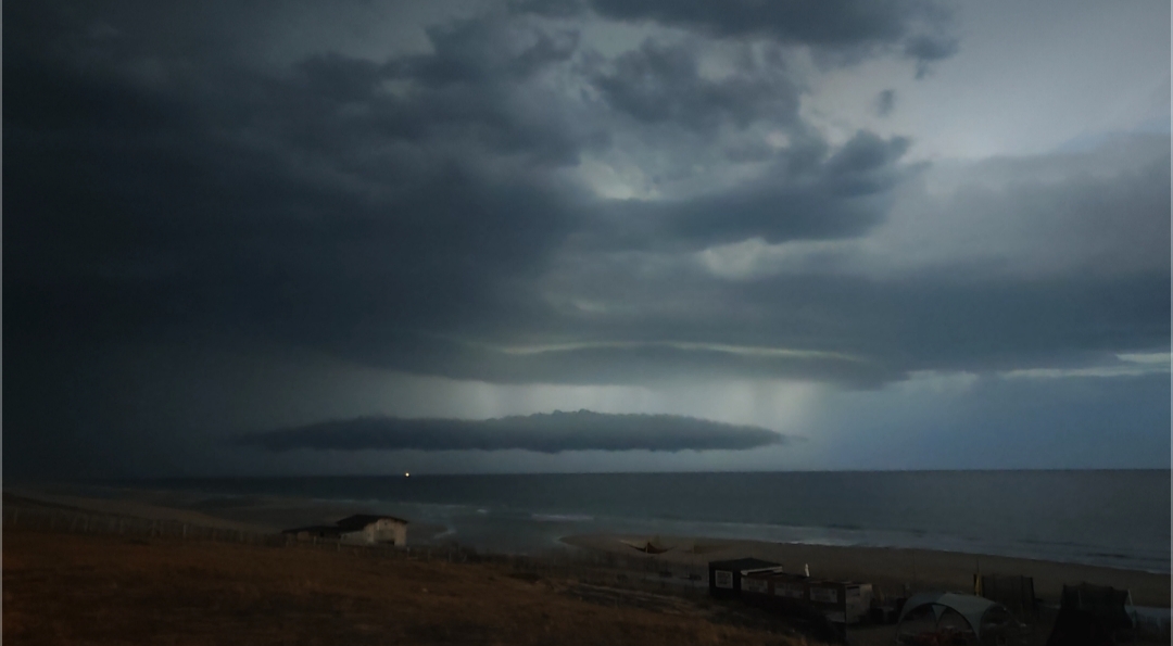 Orage à lacanau ocean.
Nuage en forme de lentille sous les nuages - 09/08/2026 22:00 - Miguel Jordy