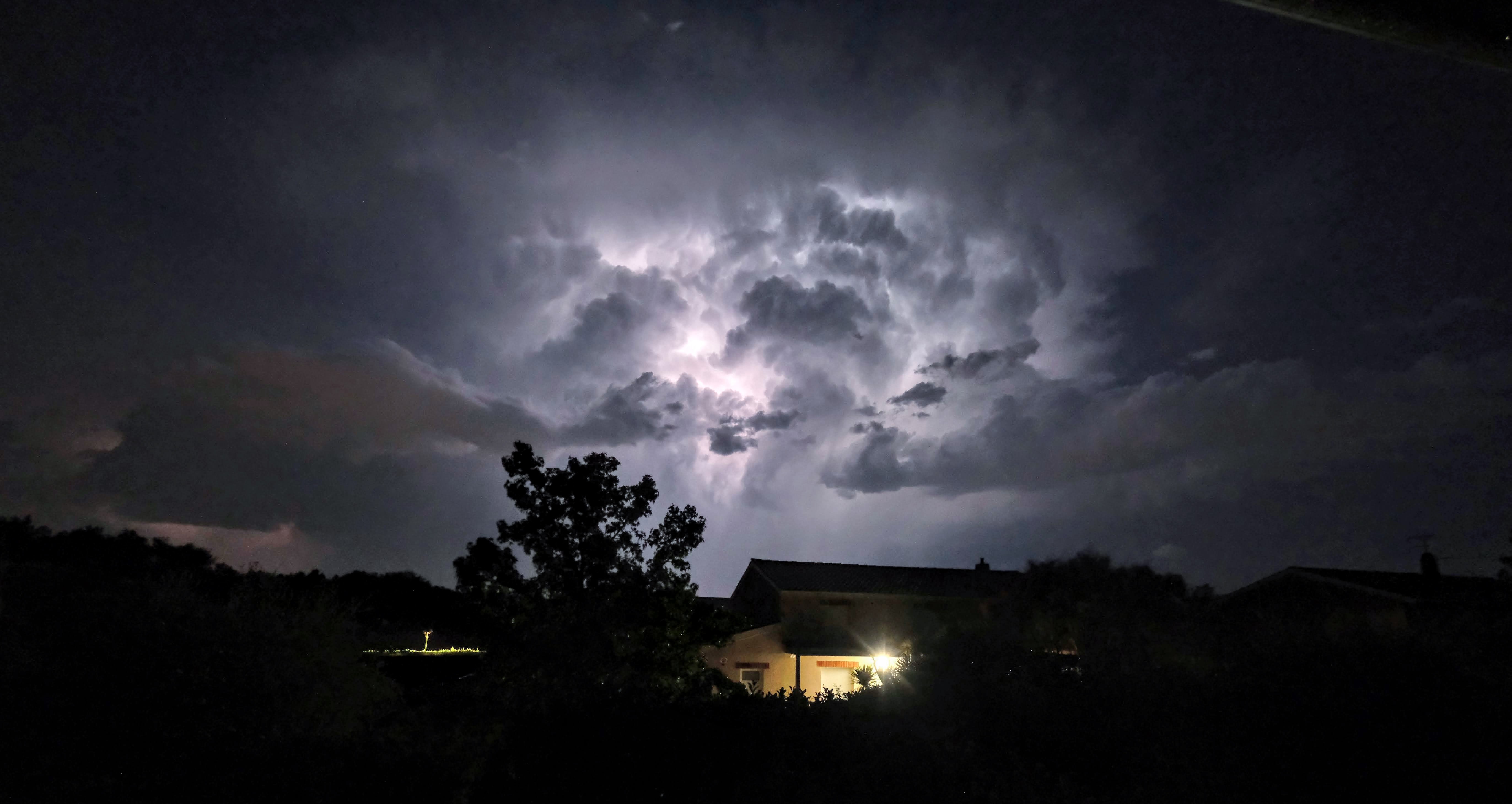 Tournefeuille, orage progressant sur Toulouse le 09 août. - 09/08/2026 22:18 - olivier Brégeon