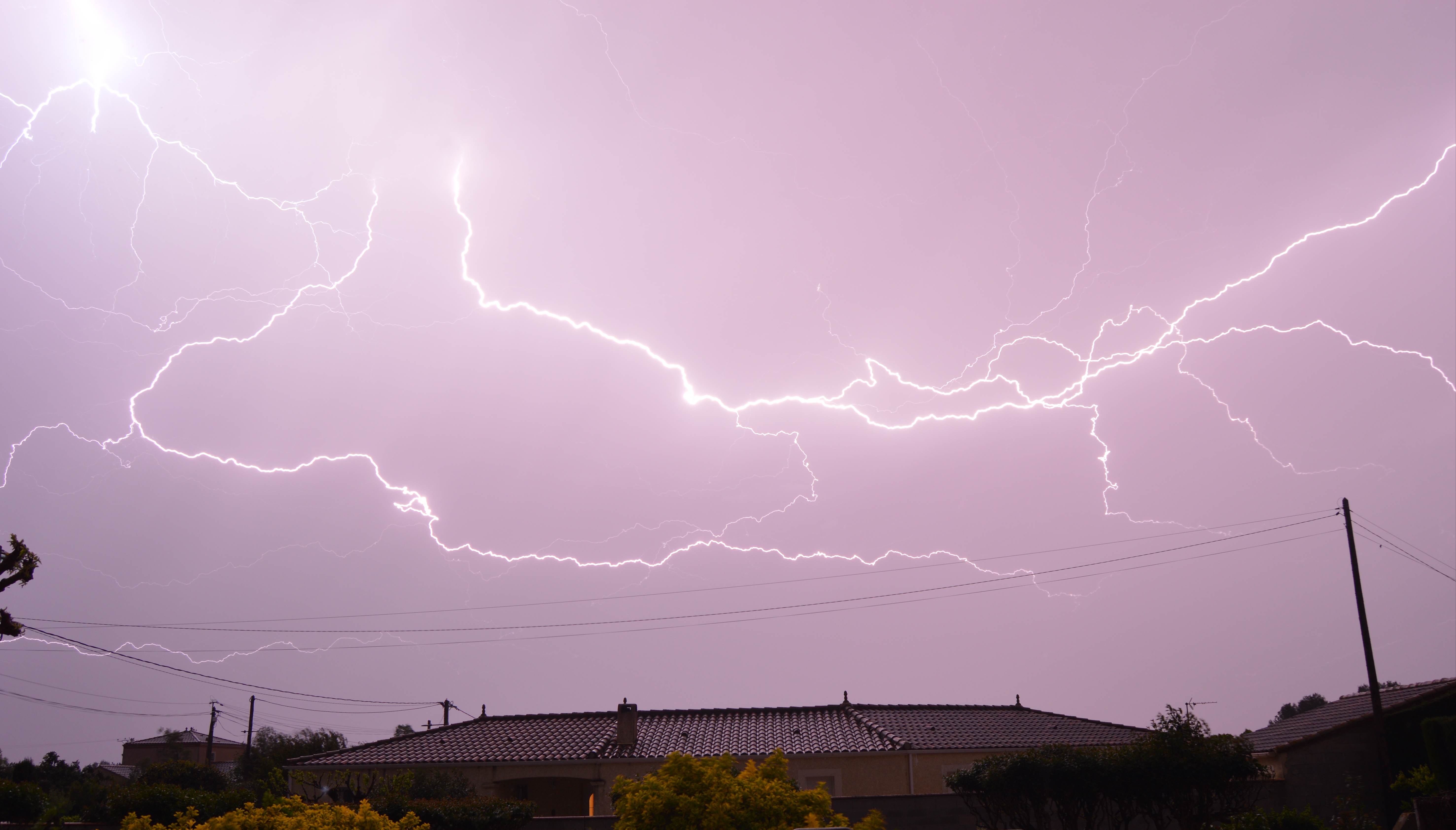 Orage nocturne dans l'Aude (11) avec des magnifiques éclairs internuageux observés en direction des Corbières. Photographie réalisée depuis la commune de Saint-Nazaire-d'Aude. - 09/04/2024 02:00 - JASON BES