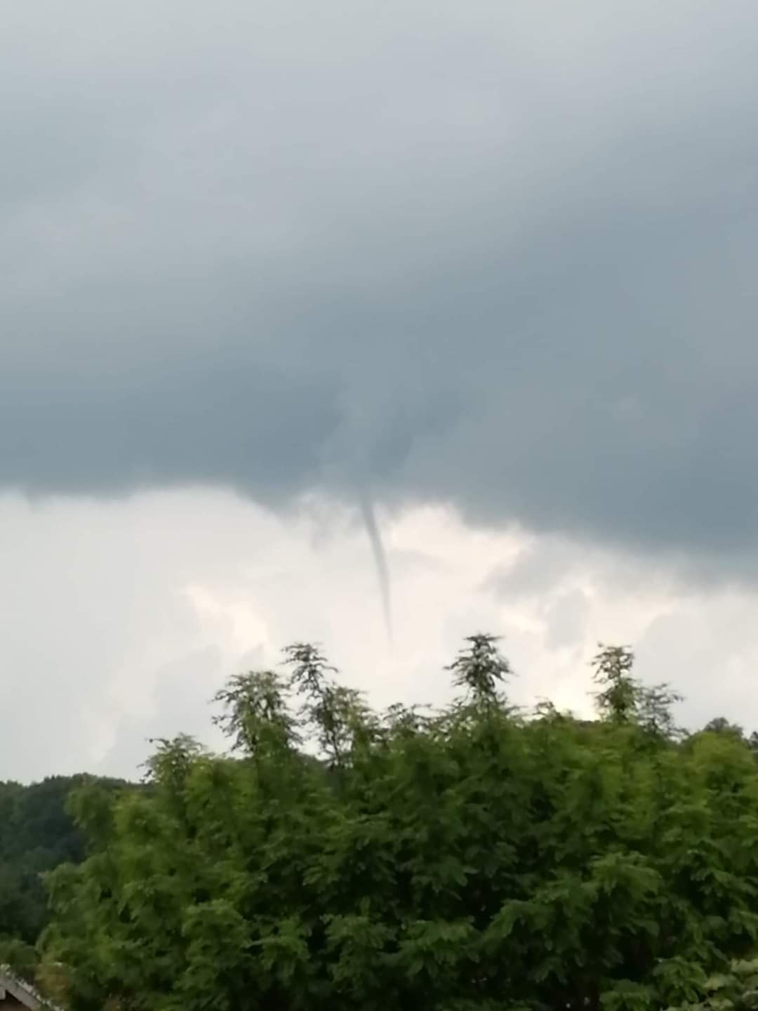 Je suis chasseur d'orages depuis 9ans j'envoie une photo d'un Tuba sur bar le duc lors des orages hier en début d'après-midi photo prise par Jordan Amann - 09/06/2021 13:00 - Frédéric Lejaille