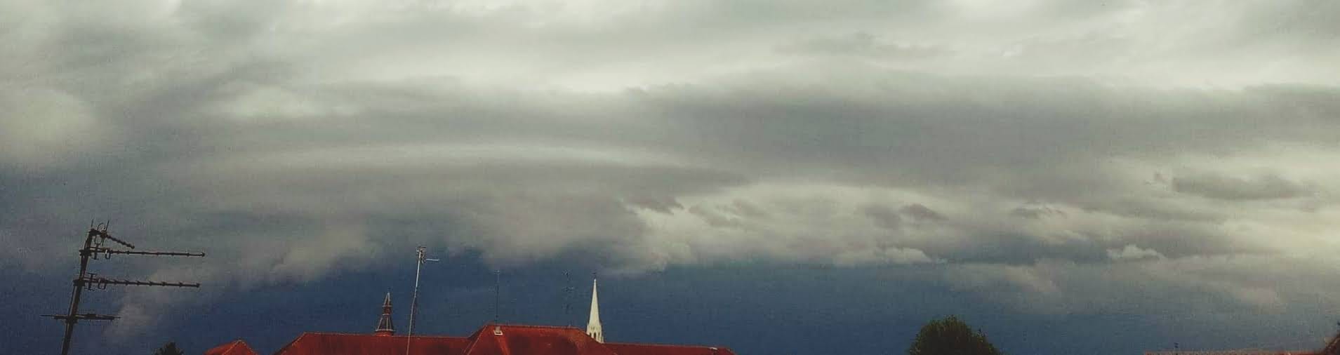 orage supercercellulaire :  avec une impresionnante structure  orageuse de fortes rafales de vents et des grélons a lille (59) - 09/05/2021 19:13 -  cieux instables