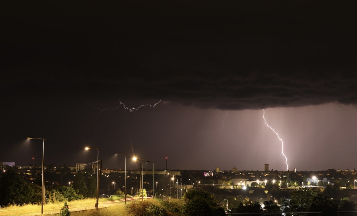 Une cellule orageuse électrique a traversé la Vienne samedi 9 mai 2026, de 21h30 à 23h30. Plusieurs impacts positifs captés comme ici à Poitiers, avant que des trombes d’eau mettent fin au spectacle. - 09/05/2026 23:00 - Xavier Benoit