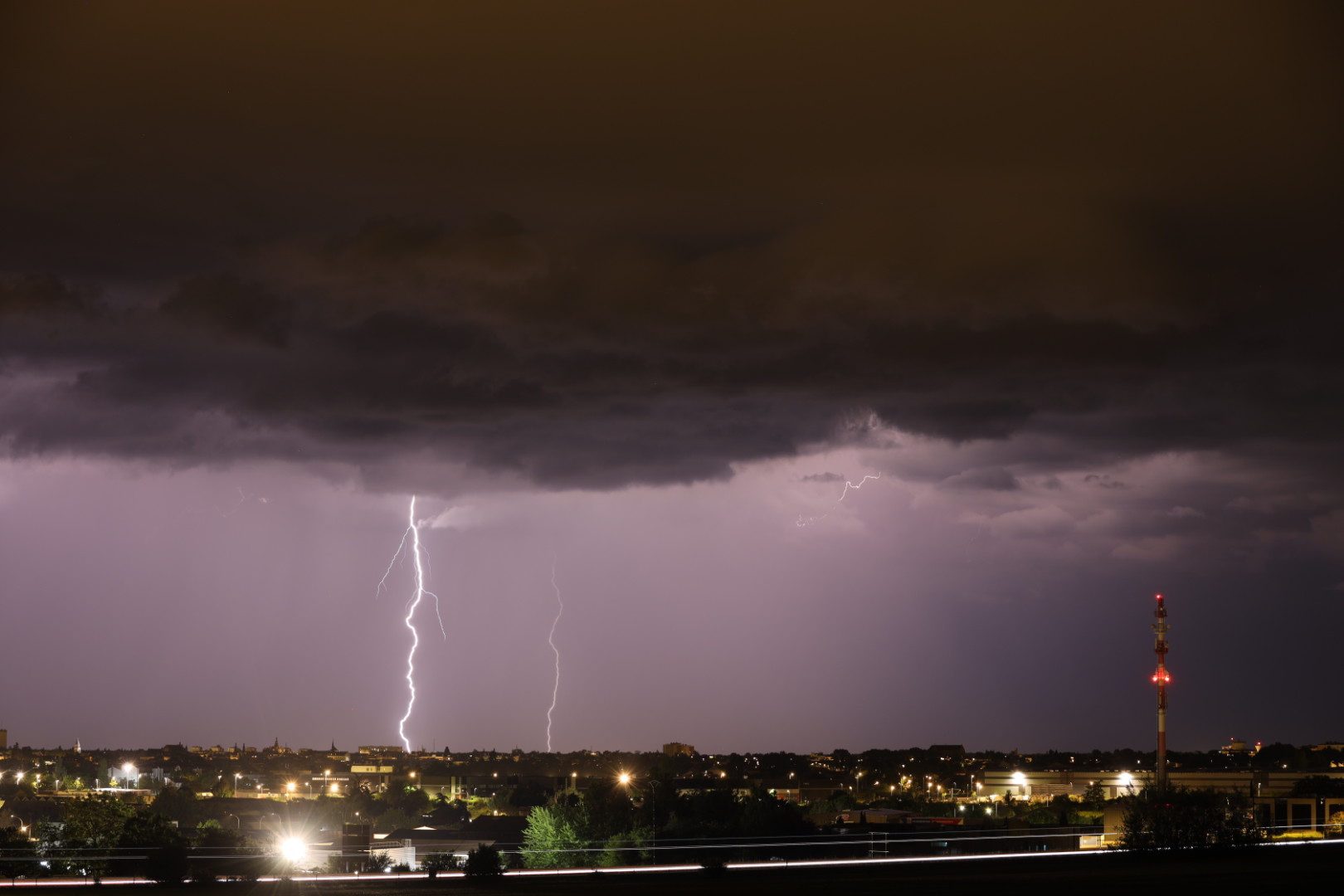 Une cellule orageuse electrique a traversé la Vienne samedi 9 mai 2026, entre 21h30 et 23h30. Plusieurs impacts positifs captés comme ici à Poitiers, avant que des trombes d’eau mettent fin au spectacle. - 09/05/2026 23:00 - Xavier Benoit