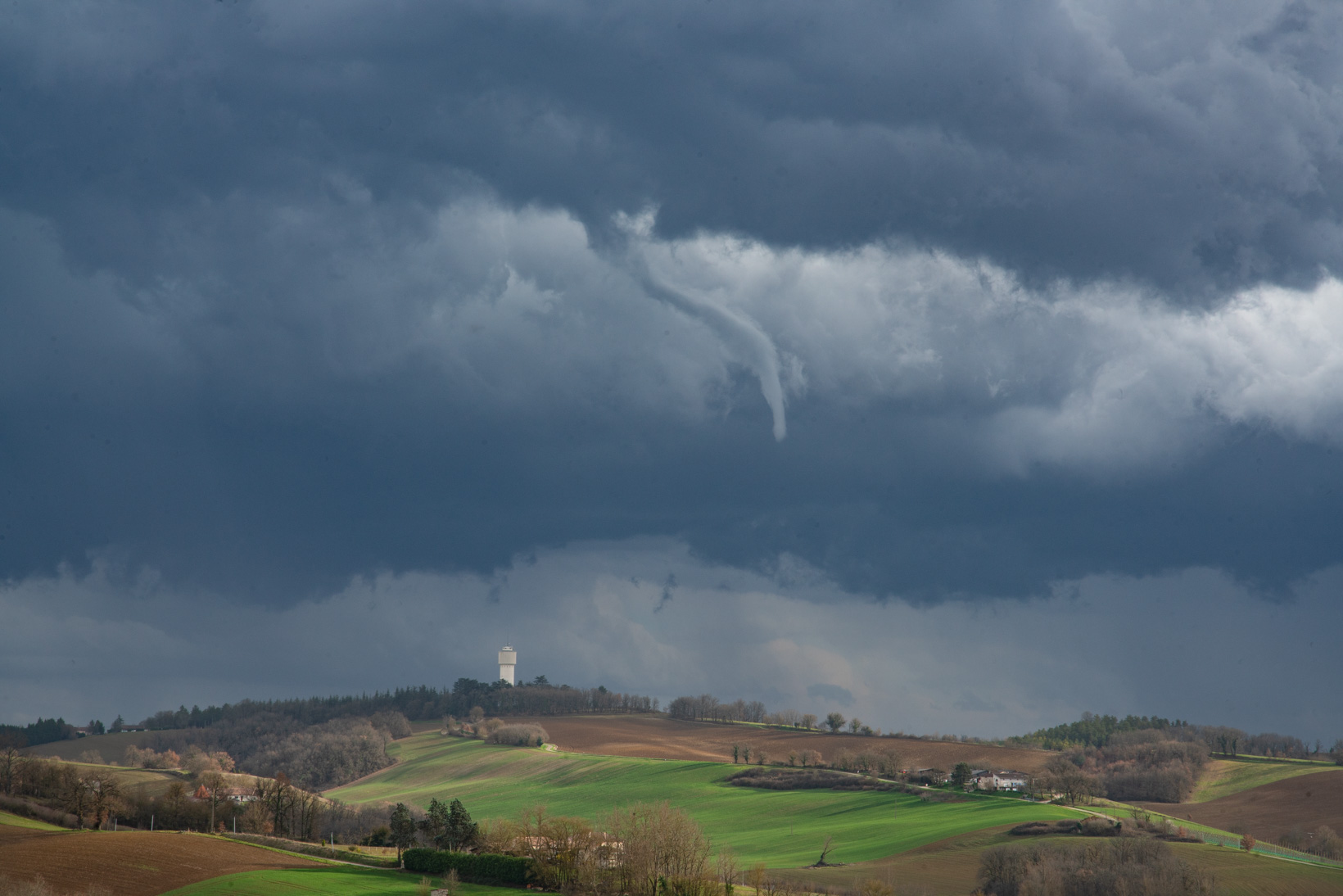 Amorce de tornade dans la plaine Moissagaise (82) près de St-Nicolas de la grave. - 09/03/2023 16:00 - David Granier