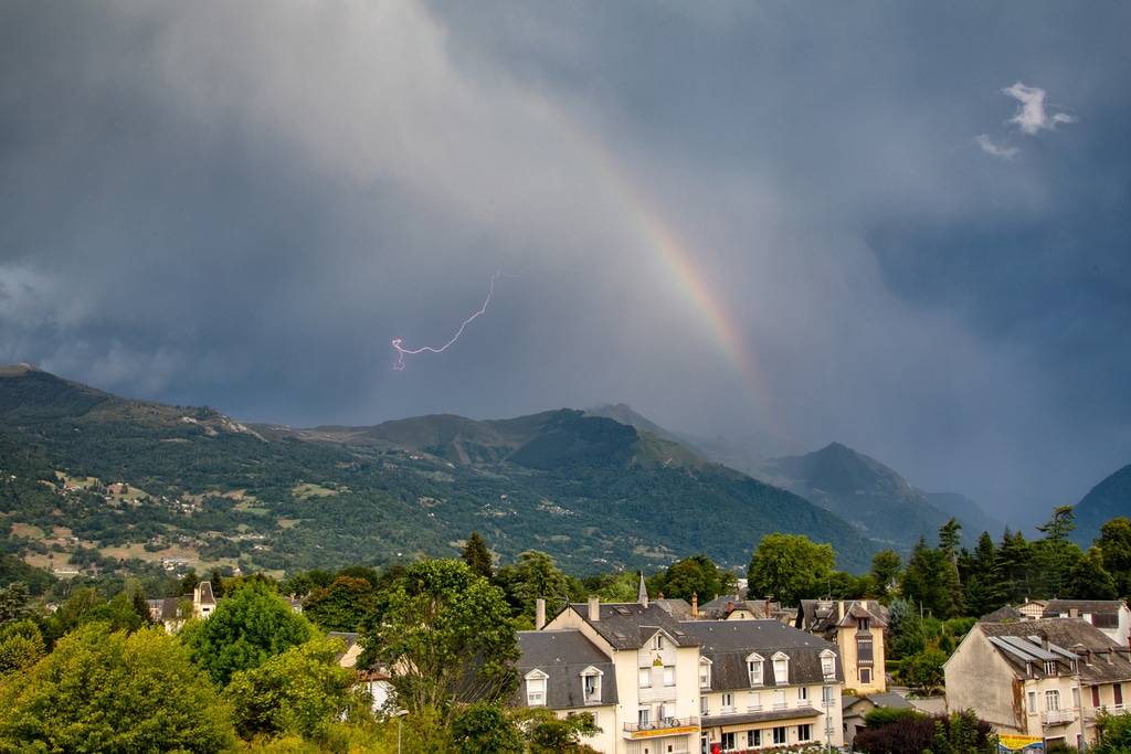 Éclair et arc-en-ciel au dessus d'Argelès Gazost, Hautes Pyrénées. - 10/08/2022 20:17 - Lum Photographie
