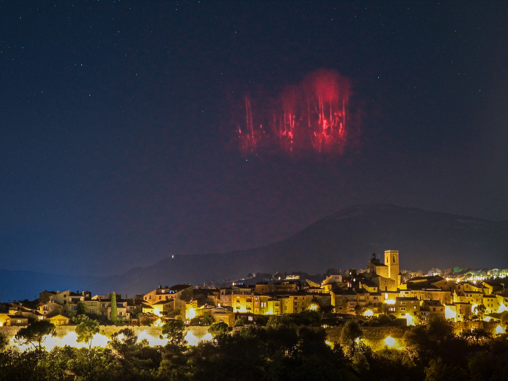 Farfadet rouge issu de l’orage situé vers Toulouse la nuit du 9 au 10 août 2026. Photo prise depuis Vence à 415km de l’orage - 10/08/2026 01:17 - Sylvain Reybaut