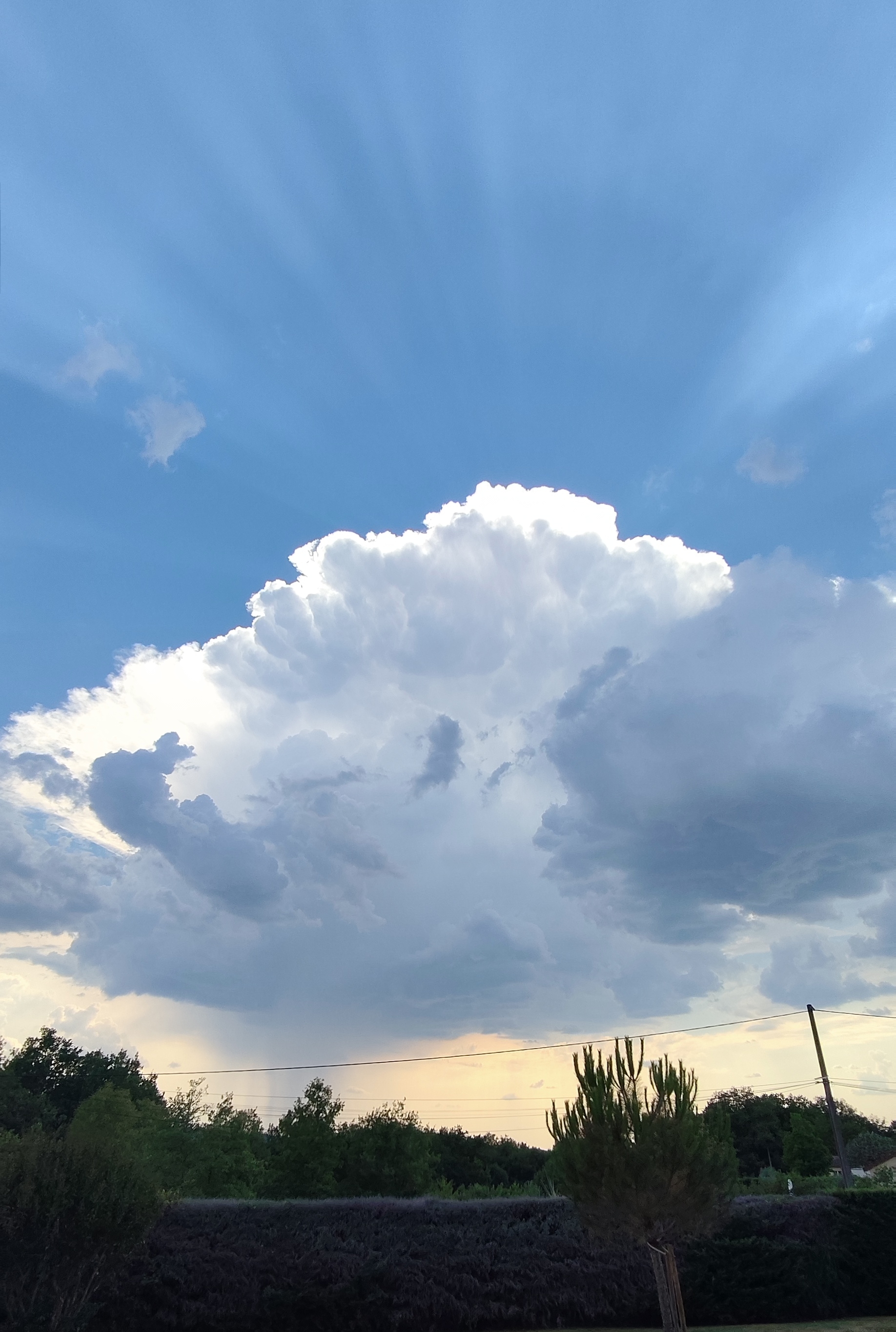 Cumulonimbus imposant dans le ciel de Figeac (Lot) - 10/07/2026 17:40 - Jean Francis