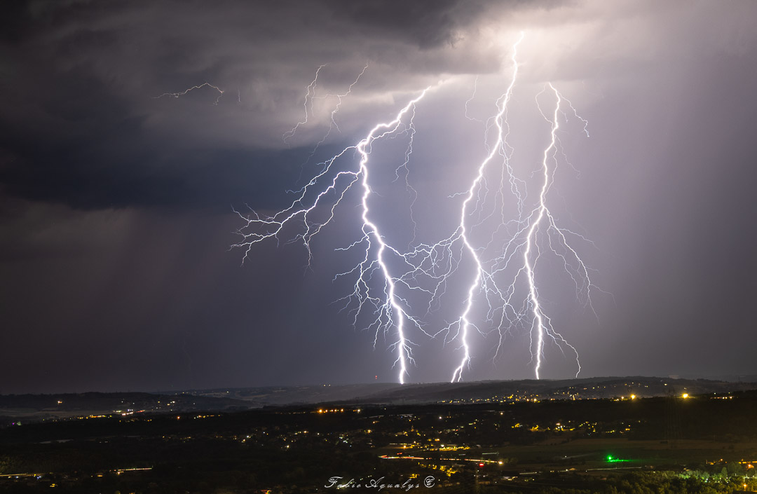 Orages en fin de soirée sur l'Isère du nord avec de nombreux impacts de foudre ramifiés, depuis Chavanay (42). - 10/07/2026 23:30 - Fabio Aqualys