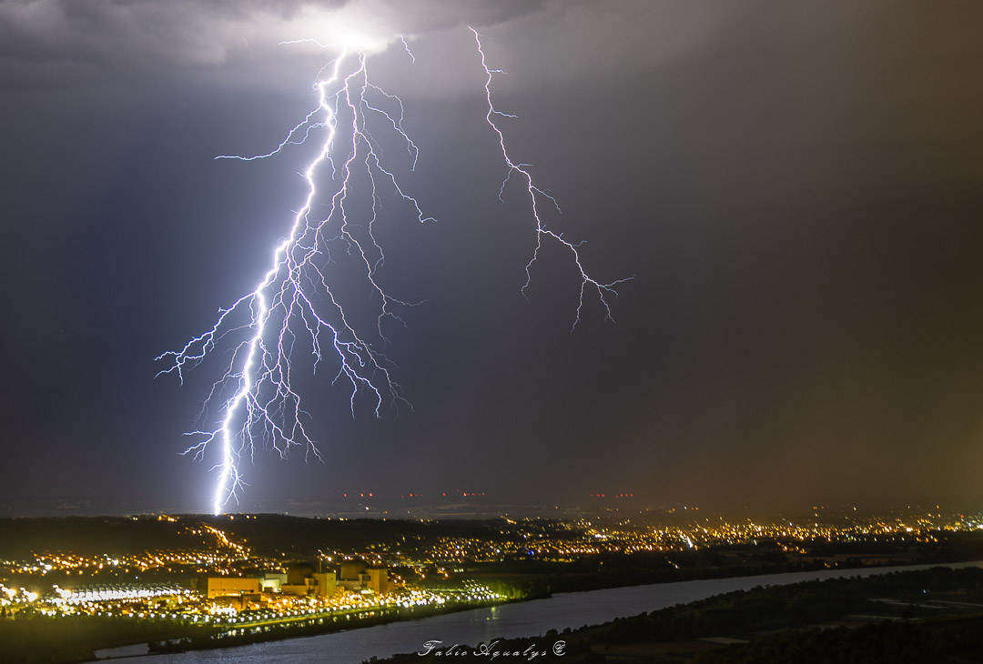 Orages en fin de soirée sur l'Isère du nord avec de nombreux impacts de foudre ramifiés, depuis Chavanay (42). - 10/07/2026 23:30 - Fabio Aqualys