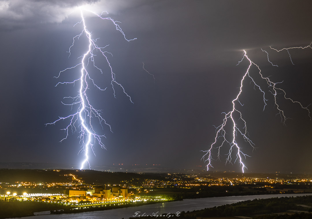 Orages en fin de soirée sur l'Isère du nord avec de nombreux impacts de foudre ramifiés, depuis Chavanay (42). - 10/07/2026 23:30 - Fabio Aqualys