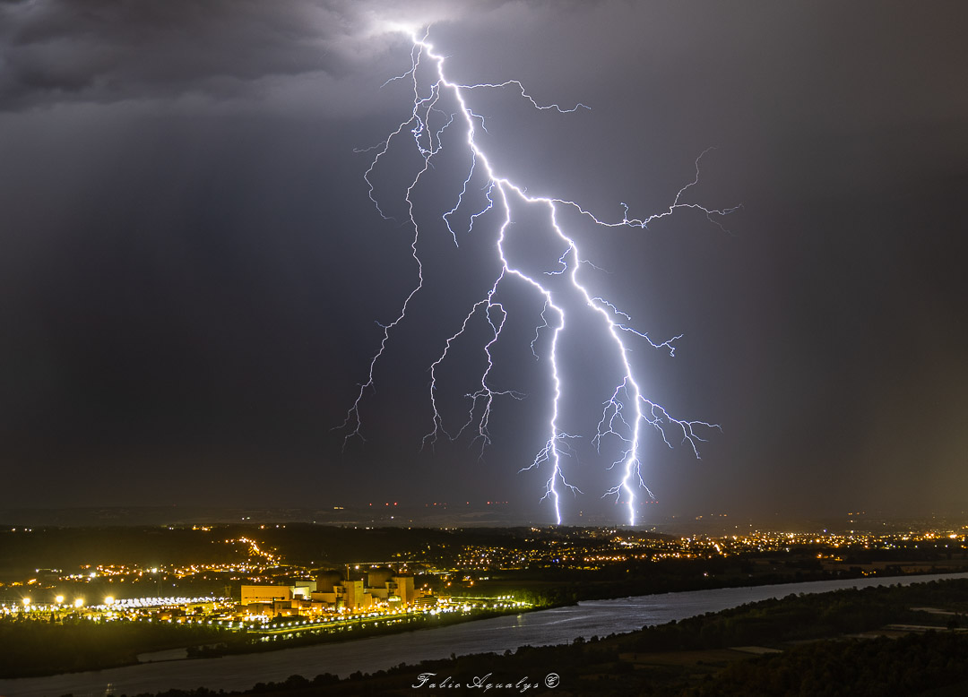 Orages en fin de soirée sur l'Isère du nord avec de nombreux impacts de foudre ramifiés, depuis Chavanay (42). - 10/07/2026 23:45 - Fabio Aqualys