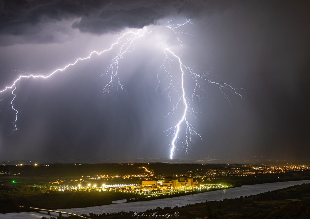 Orages en fin de soirée sur l'Isère du nord avec de nombreux impacts de foudre ramifiés, depuis Chavanay (42). - 10/07/2026 23:45 - Fabio Aqualys