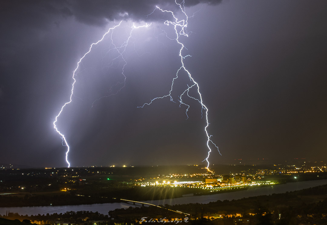 Orages en fin de soirée sur l'Isère du nord avec de nombreux impacts de foudre ramifiés, depuis Chavanay (42). - 10/07/2026 23:45 - Fabio Aqualys