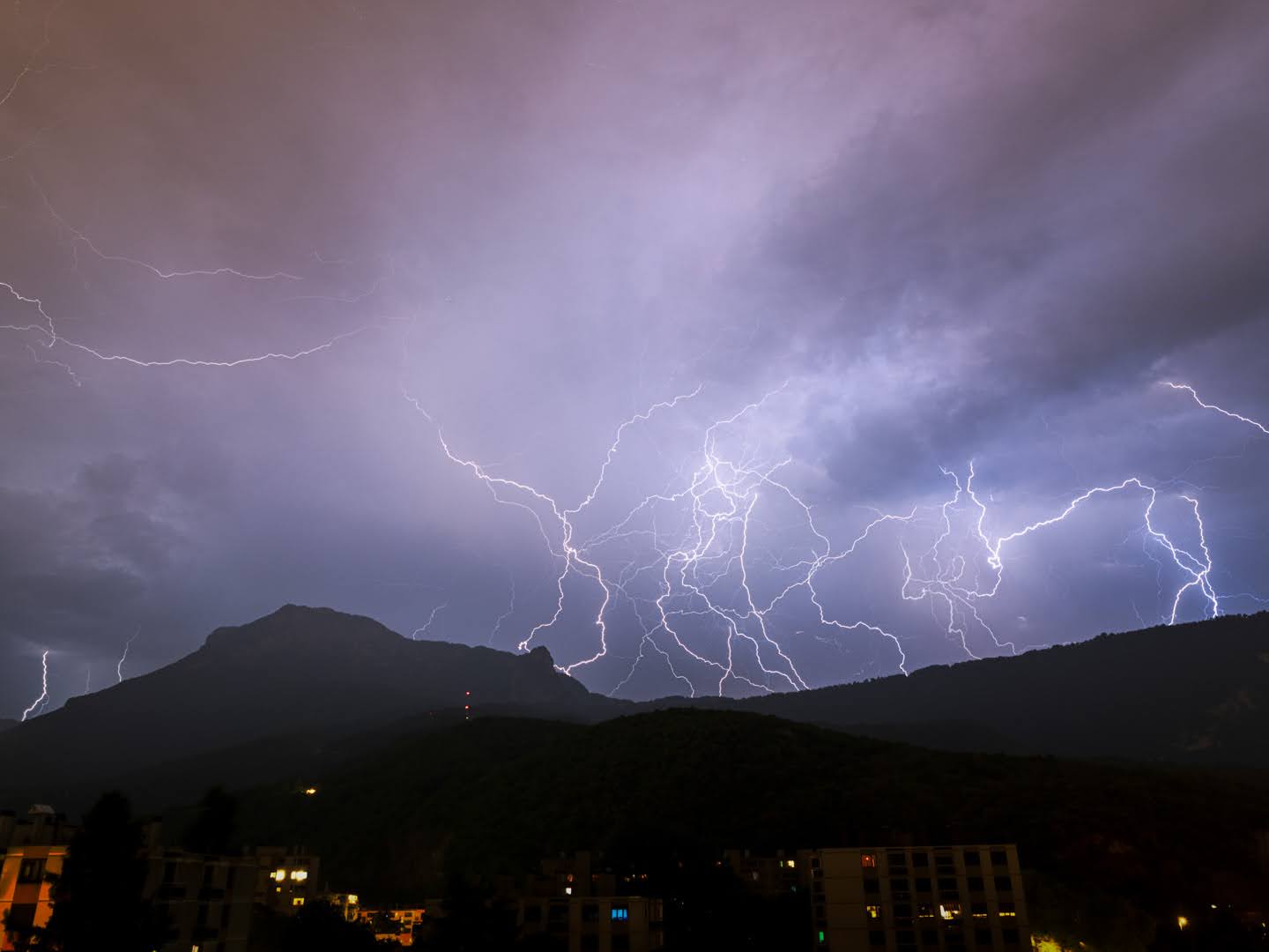 Condensé de l'orage du 10 juill 2026 sur le Vercors depuis Seyssinet (38) - 10/07/2026 00:00 - Nicolas Cros