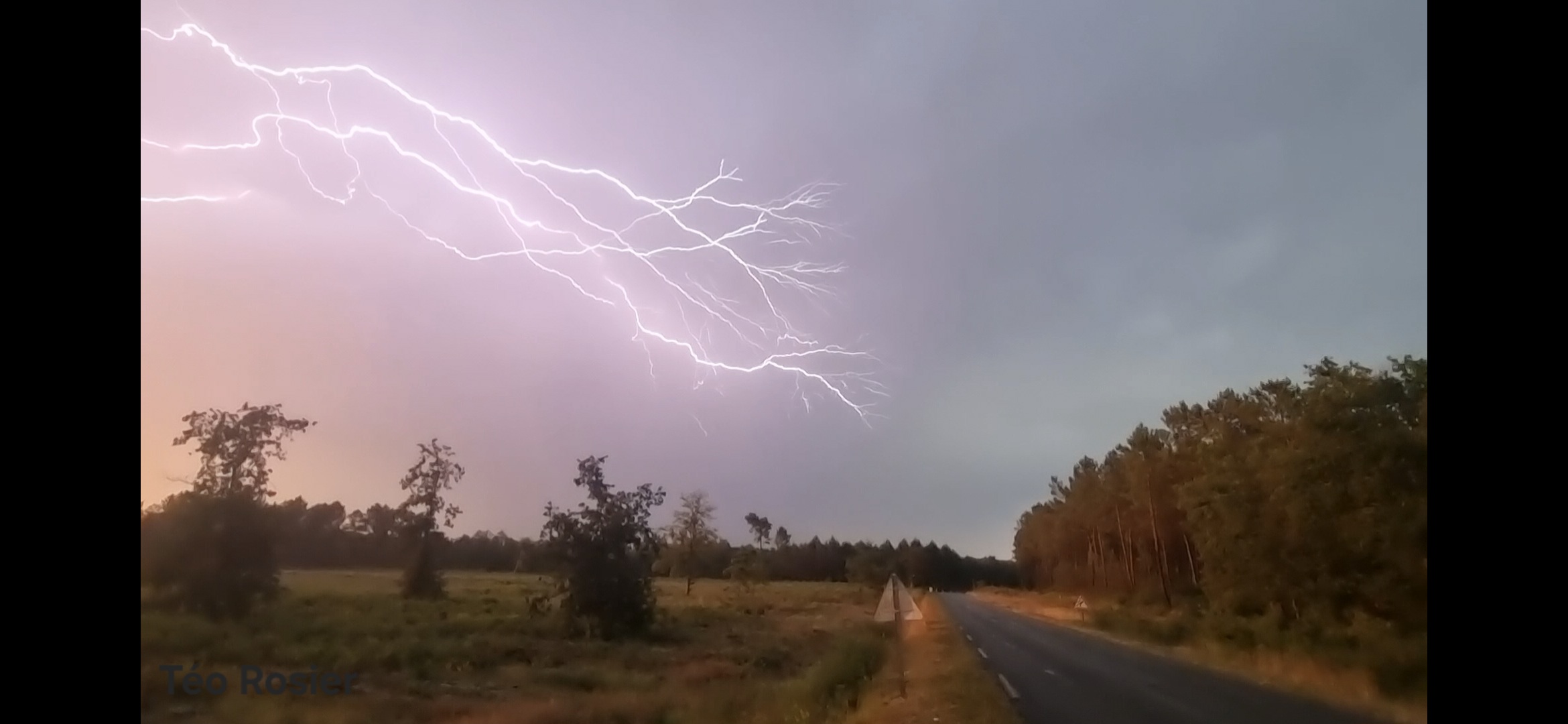 Belle éclairs courant une bonne partie du ciel a 21h38 sur la commune de Grignols - 10/07/2026 20:38 - Téo Rosier
