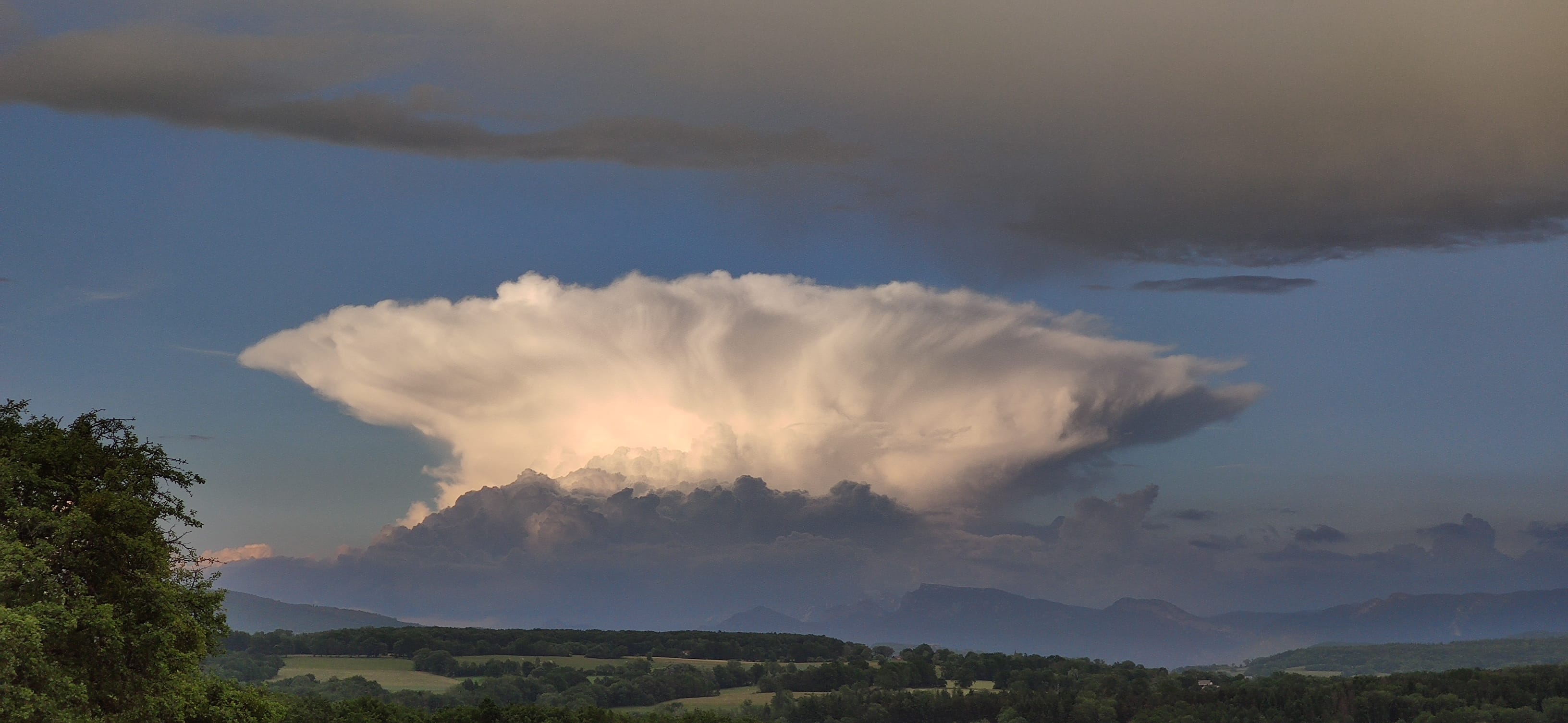 Observé depuis le pont Vuache, ce nuage devait se situer approximativement au dessus du mont blanc. - 10/06/2021 20:45 - Mathieu Bornicchia