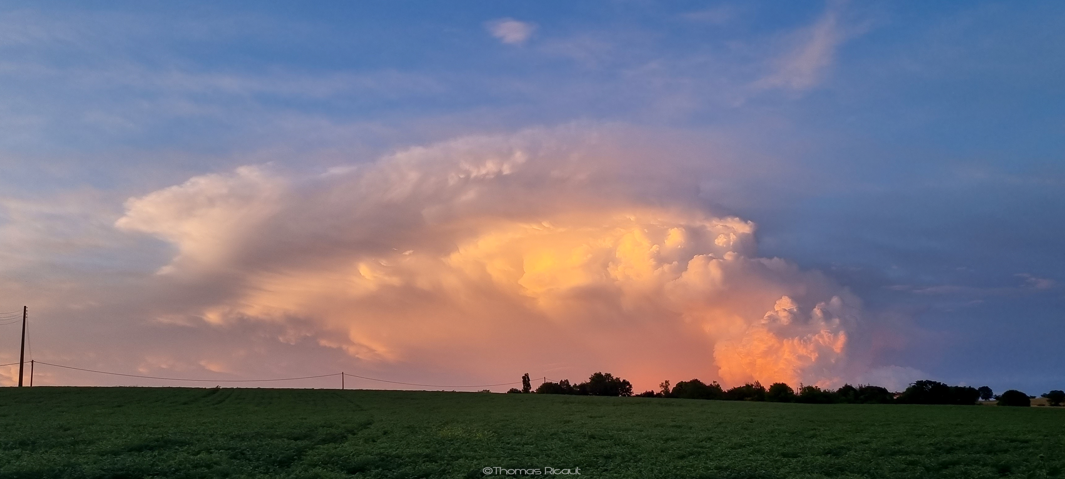 Belle structure ce soir au nord de Préchac (gers). Depuis le domaine, le fou gascon. - 10/06/2023 21:33 - Thomas Ricaut