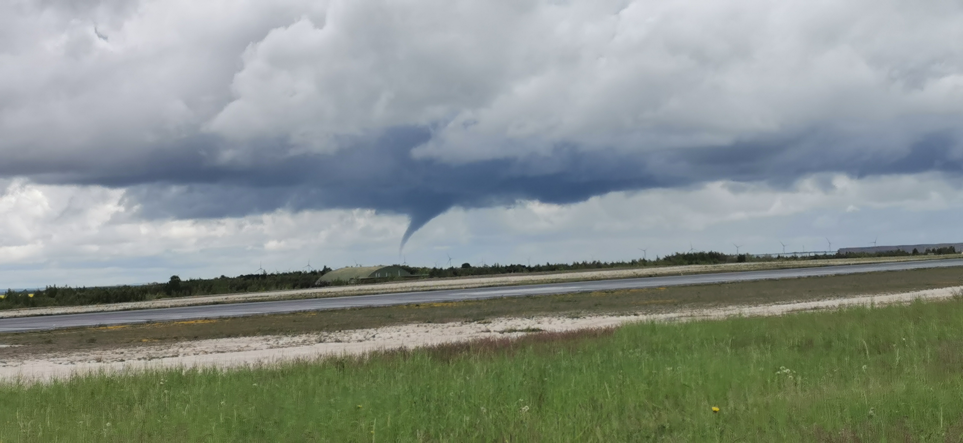 Bonjour,
Observation d'un tuba très allongé ce Mardi 10 Mai entre 11H44 et 11H52 à proximité de l'aéroport de Chalons-Vatry dans la Marne - 10/05/2023 11:49 - Florian DAVID