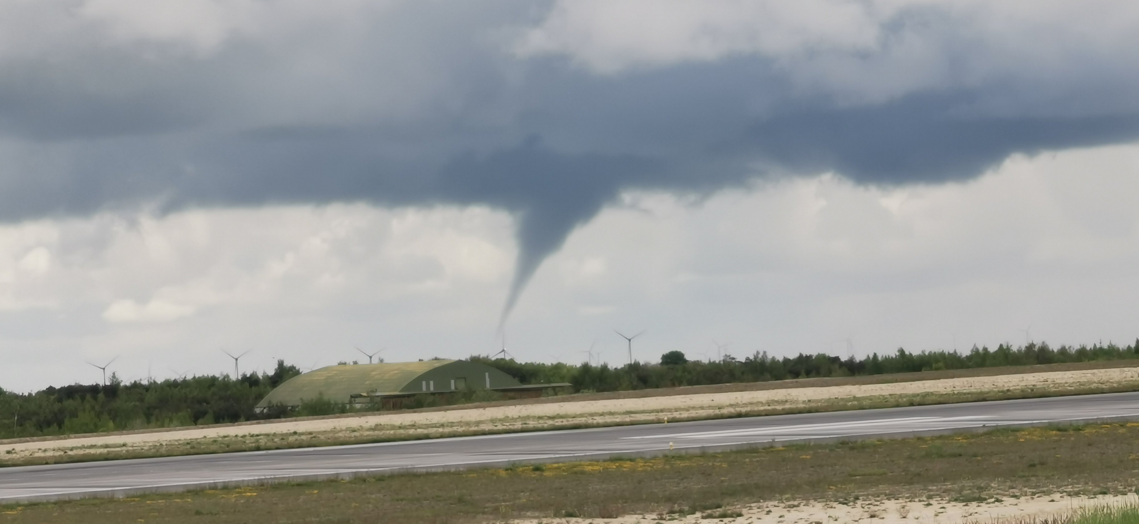 Une autre photo du tuba très allongé ce Mardi 10 Mai entre 11H44 et 11H52 à proximité de l'aéroport de Chalons-Vatry dans la Marne - 10/05/2023 11:48 - Florian DAVID