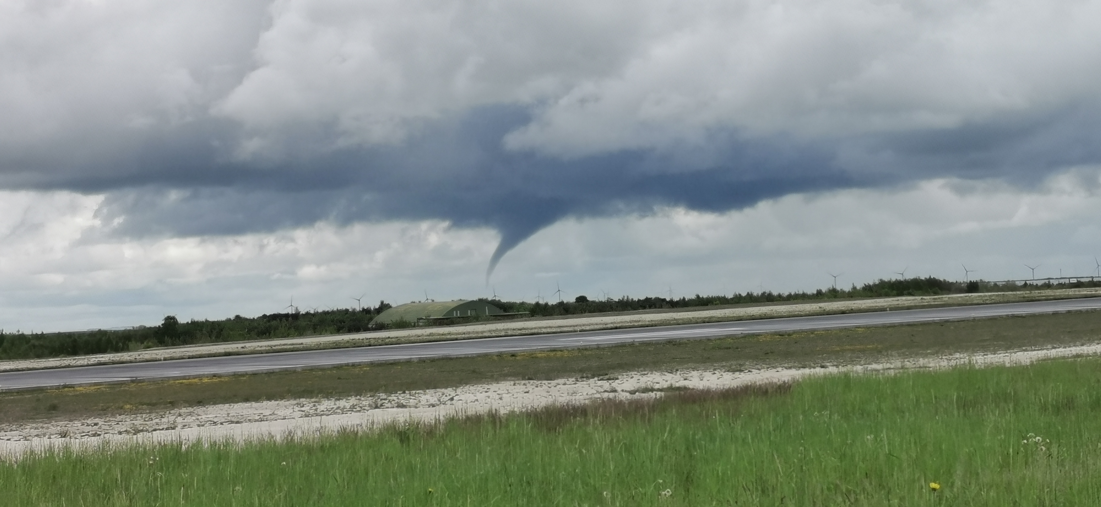 Observation d'un tuba très allongé ce Mercredi 10 Mai entre 11H44 et 11H52 à proximité de l'aéroport de Chalons-Vatry dans la Marne(51) - 10/05/2023 11:49 - Florian DAVID