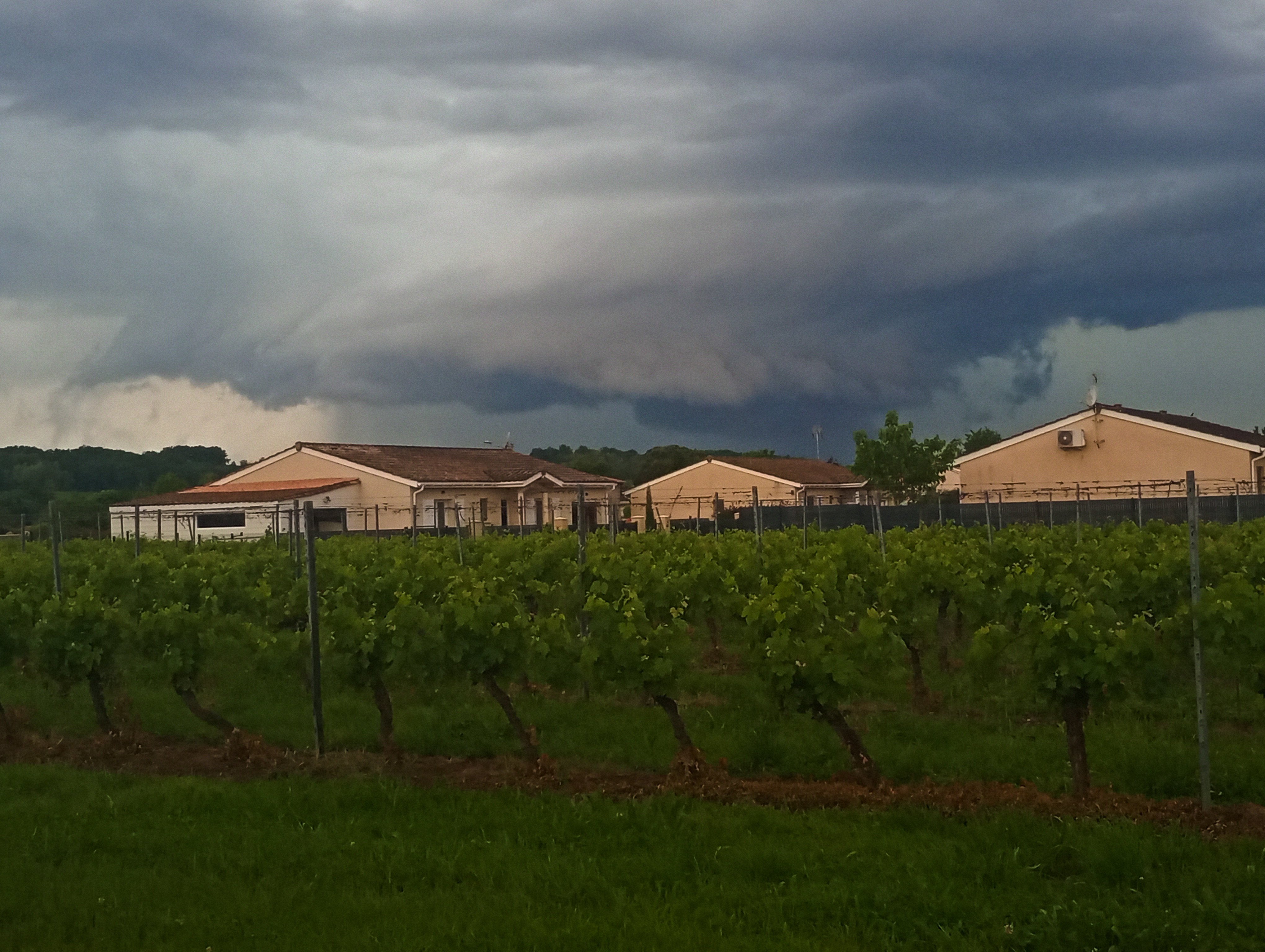 Gros mésocyclone sous la supercellule de fou furieux ???? en gironde (33) - 10/05/2025 19:10 - Mehddy Greffier