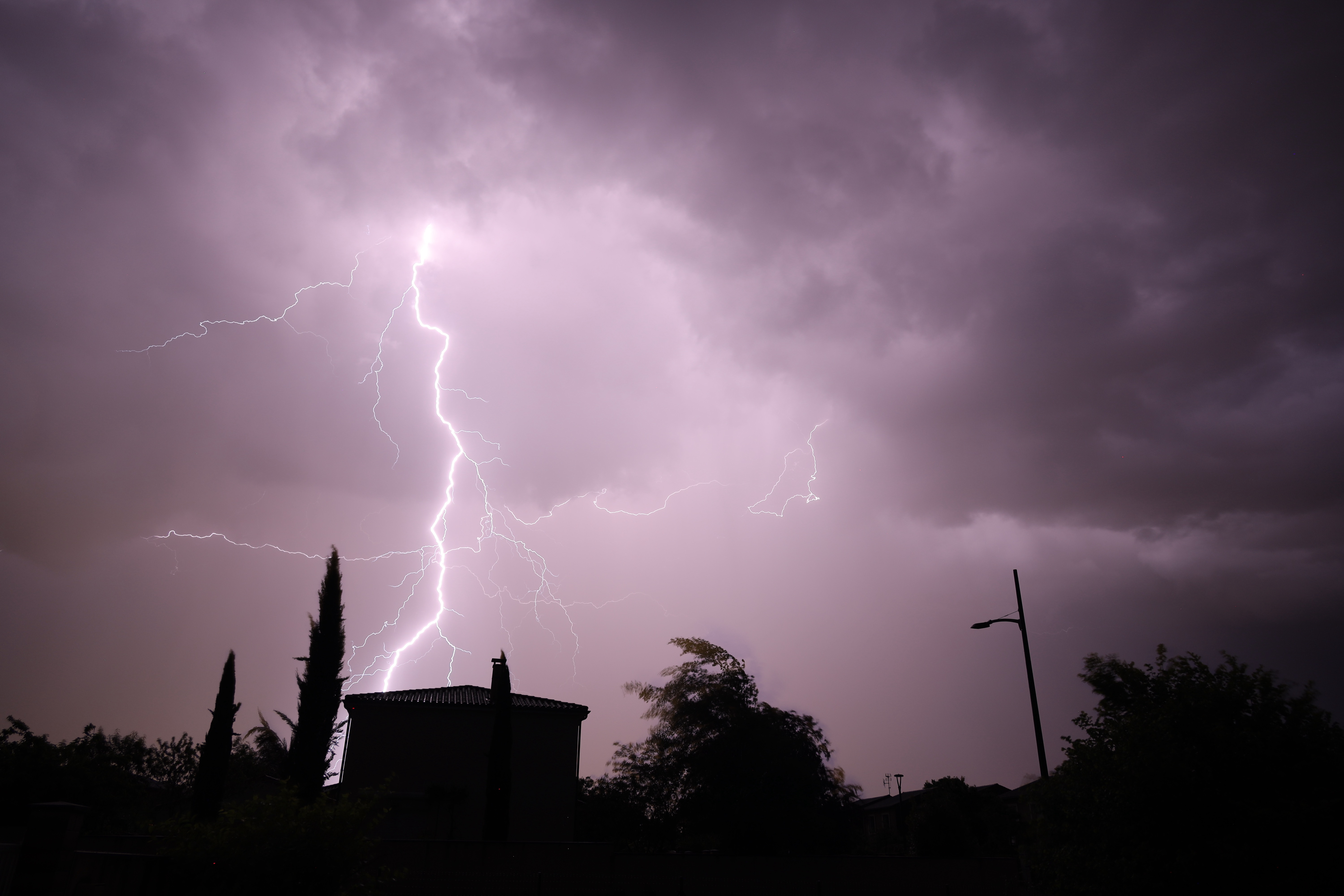 Cellule très électrique au dessus de Poitiers (Vienne) vue depuis le sud en direction du nord - 10/05/2025 22:15 - Xavier Benoit