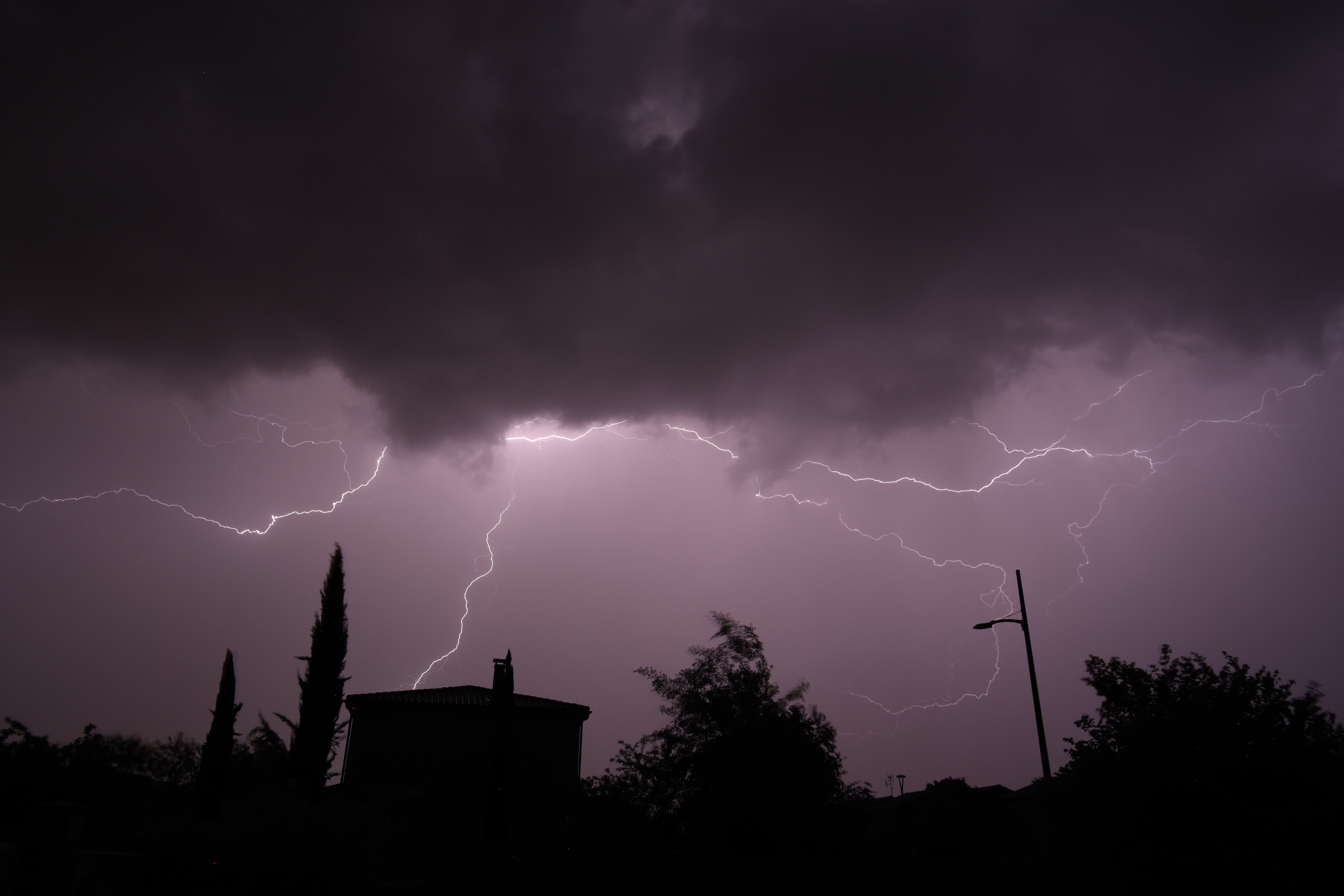 Cellule très électrique au dessus de Poitiers (Vienne) vue depuis le sud en direction du nord - 10/05/2025 22:15 - Xavier Benoit