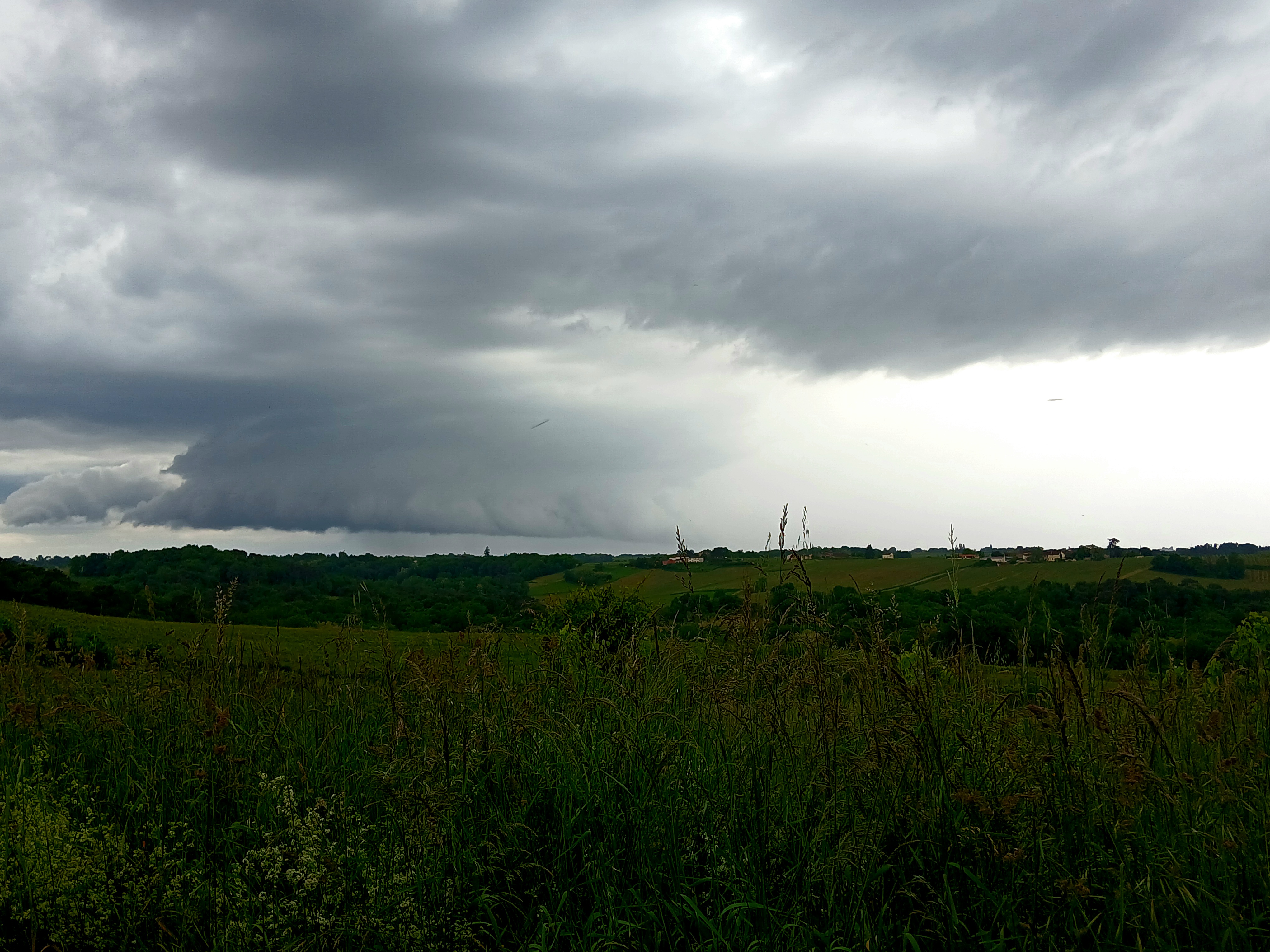 Supercellule sur le secteur de Langon, vue depuis les hauteurs d’Arbis - 10/05/2025 17:24 - Gabriel Balloux