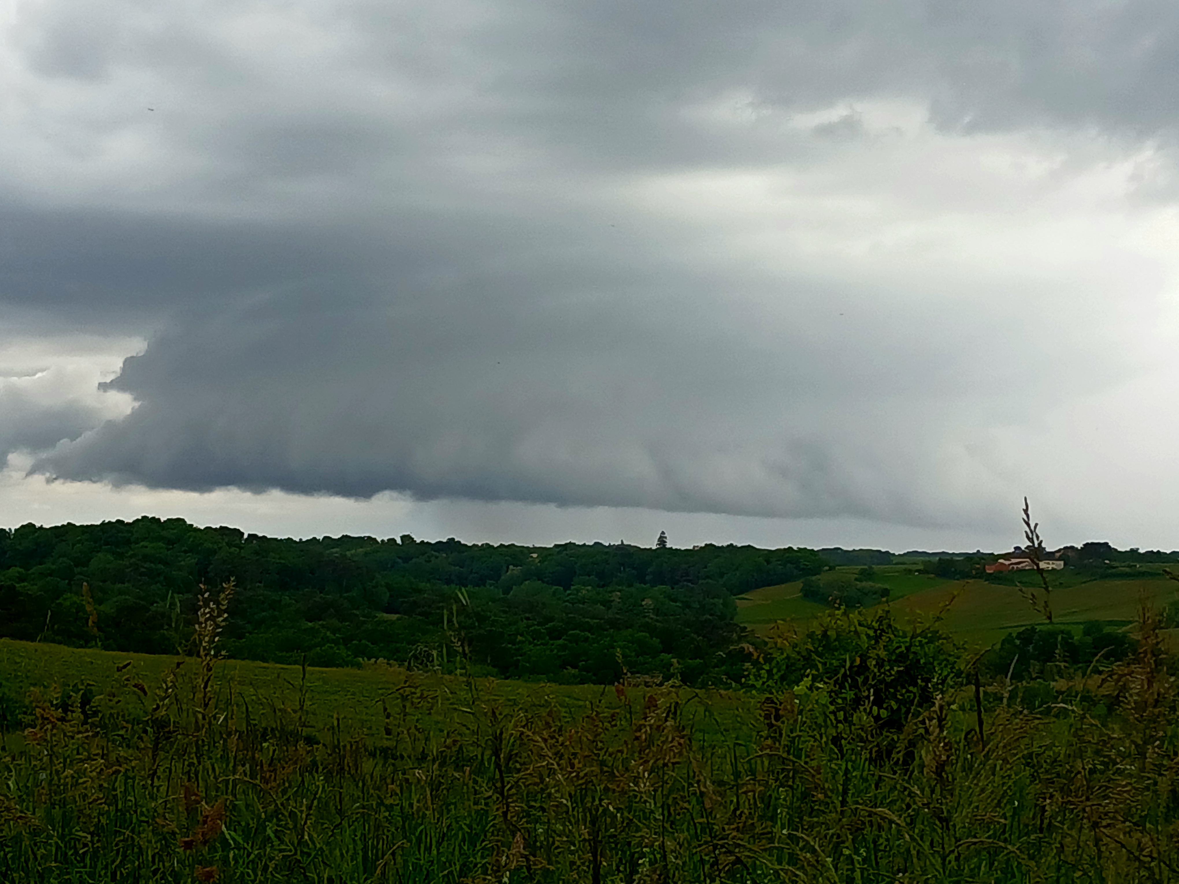 Supercellule sur le secteur de Langon, vue depuis les hauteurs d’Arbis - 10/05/2025 17:24 - Gabriel Balloux