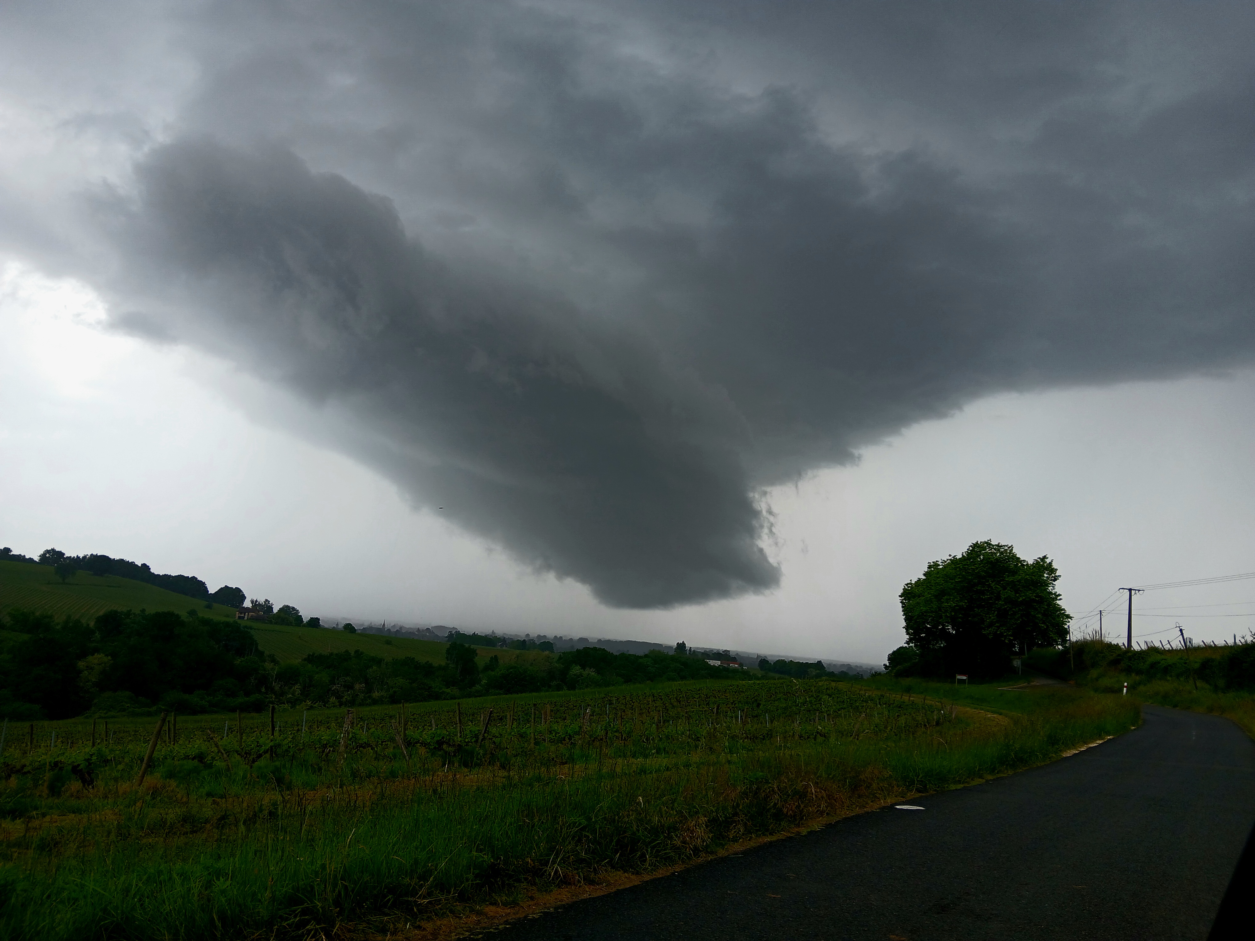 Supercellule sur le secteur de Cadillac, vue depuis Omet - 10/05/2025 17:32 - Gabriel Balloux