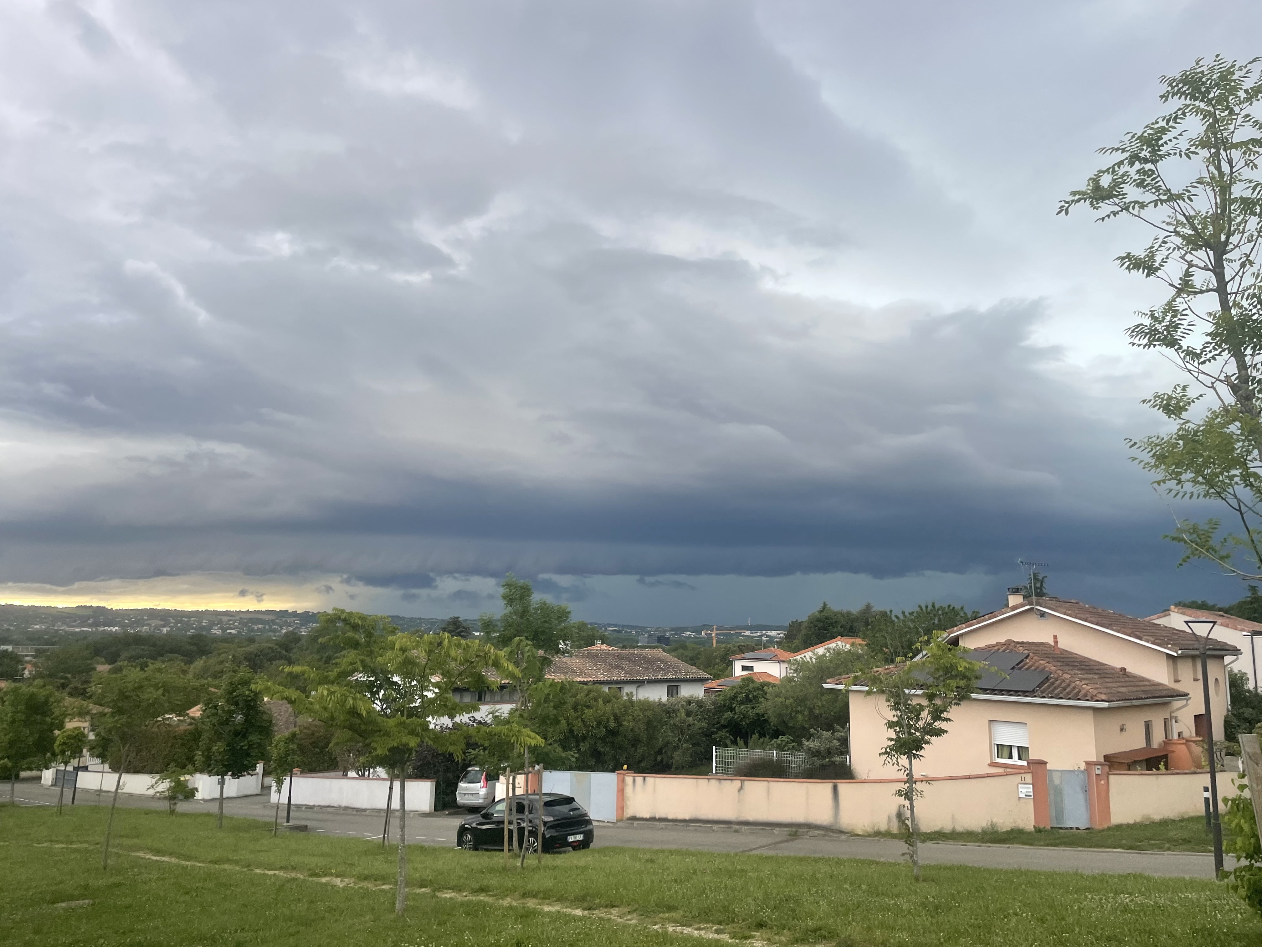 Arcus qui à traversé Toulouse faisant de fortes rafales avec de la grêle - 10/05/2026 20:00 - Noa Mieres