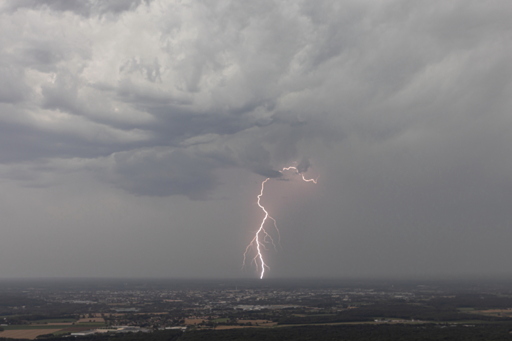 Orages du 11 juillet, sur leval de Saône et au dessus de Bourg en Bresse - 11/07/2023 22:00 - etienne VANARET